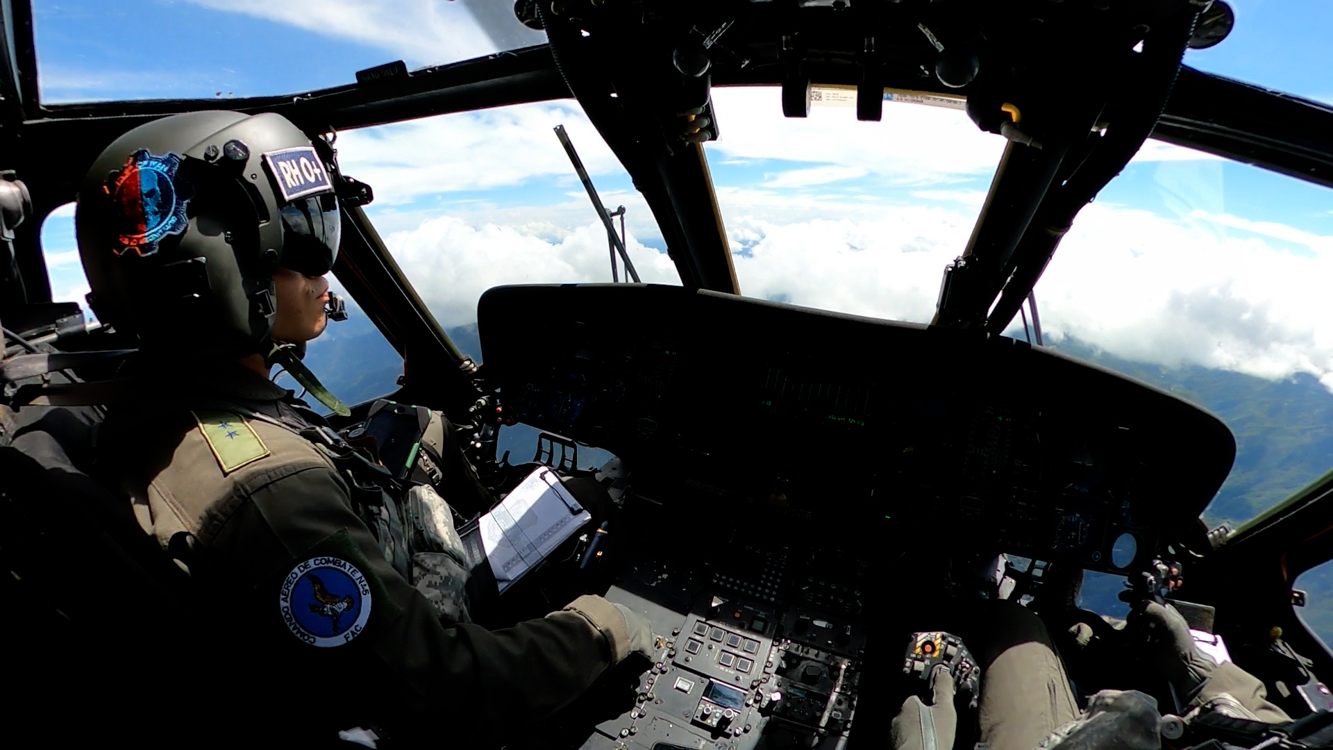 Desde las alturas su Fuerza Aérea custodia las carreteras y poblaciones de Antioquia, Chocó y córdoba 