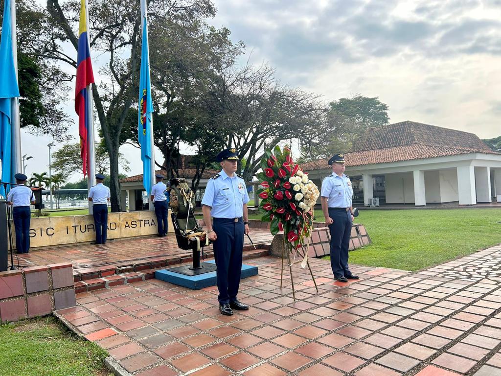 En Cali, su Fuerza Aérea conmemora el Día Nacional de la Memoria y la Solidaridad con las víctimas del Conflicto