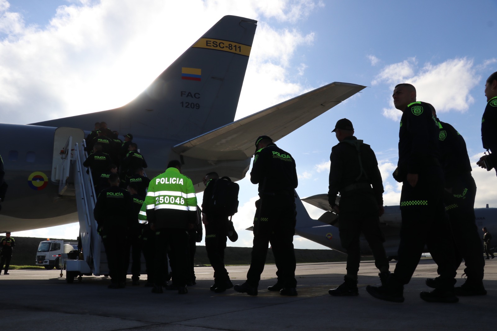 256 uniformados de la Policía Nacional transportados por la Fuerza Aérea hacia Valledupar, fortalecerán la seguridad del Festival Vallenato