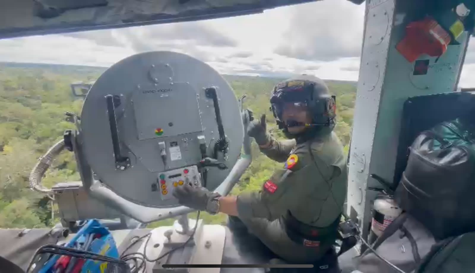 A baja altura y desde una aeronave de la Fuerza Aérea se insertan a la selva kits de supervivencia para menores desaparecidos