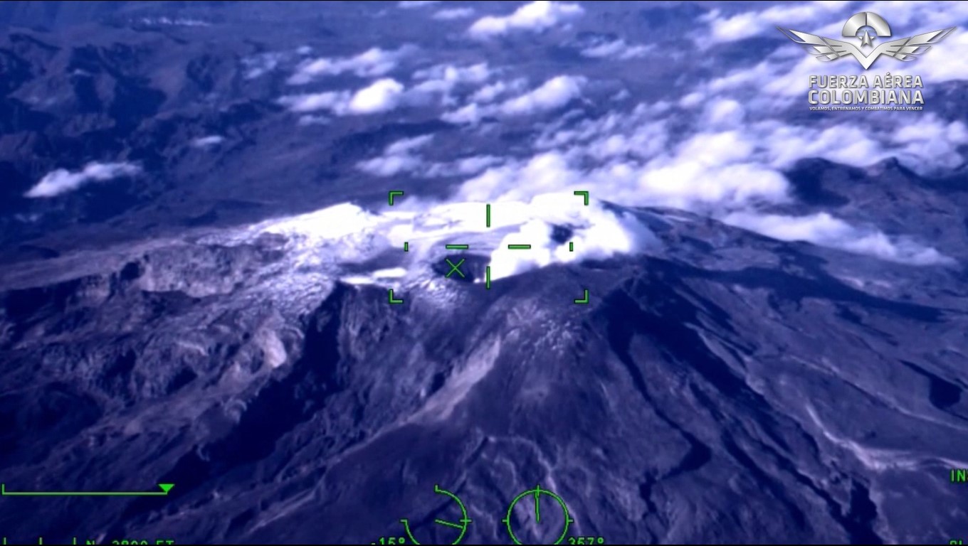 En una acción coordinada entre su Fuerza Aérea Colombiana y el Centro Nacional de Recuperación de Personal- CENRP, se mantienen constantes reconocimientos aéreos sobre el volcán Nevado del Ruiz, con el fin de atender la emergencia de manera oportuna.