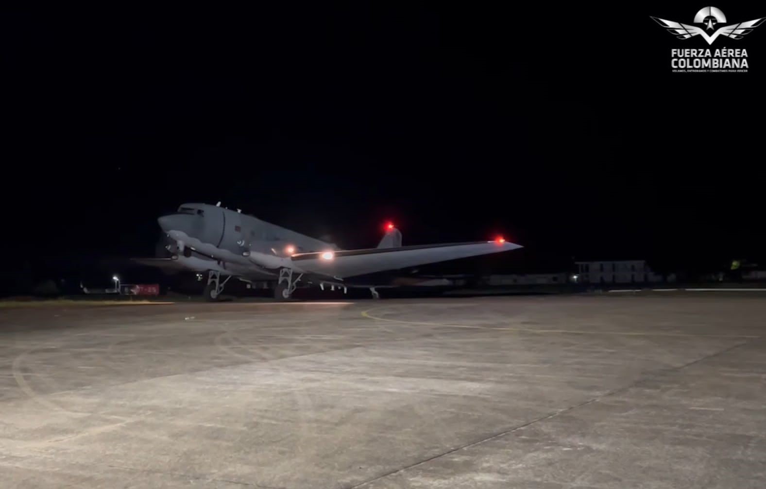 Avión Fantasma ilumina la selva en misiones de búsqueda