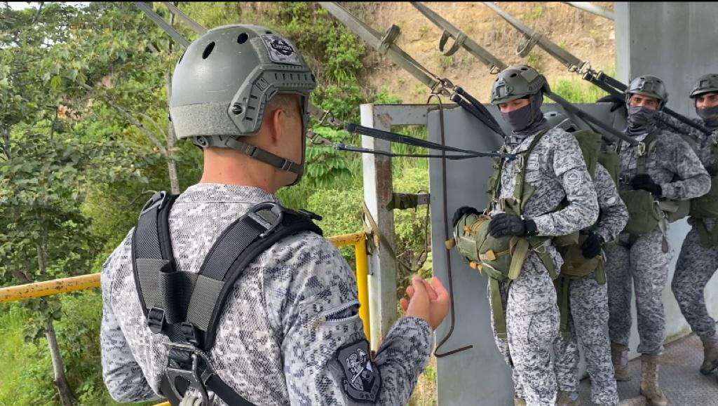 Militares de Colombia entrenan con su Fuerza Aérea para convertirse en Paracaidistas Militares