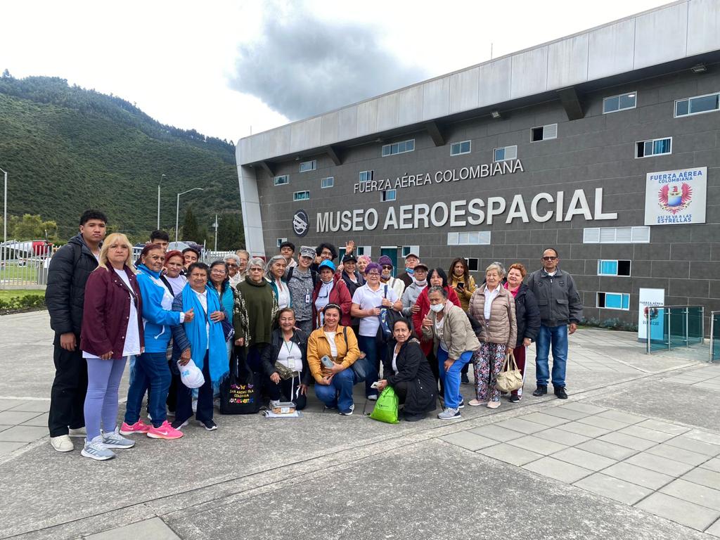Adultos mayores de la Fundación Hilos de Plata de Suba conocen el Museo Aeroespacial Colombiano