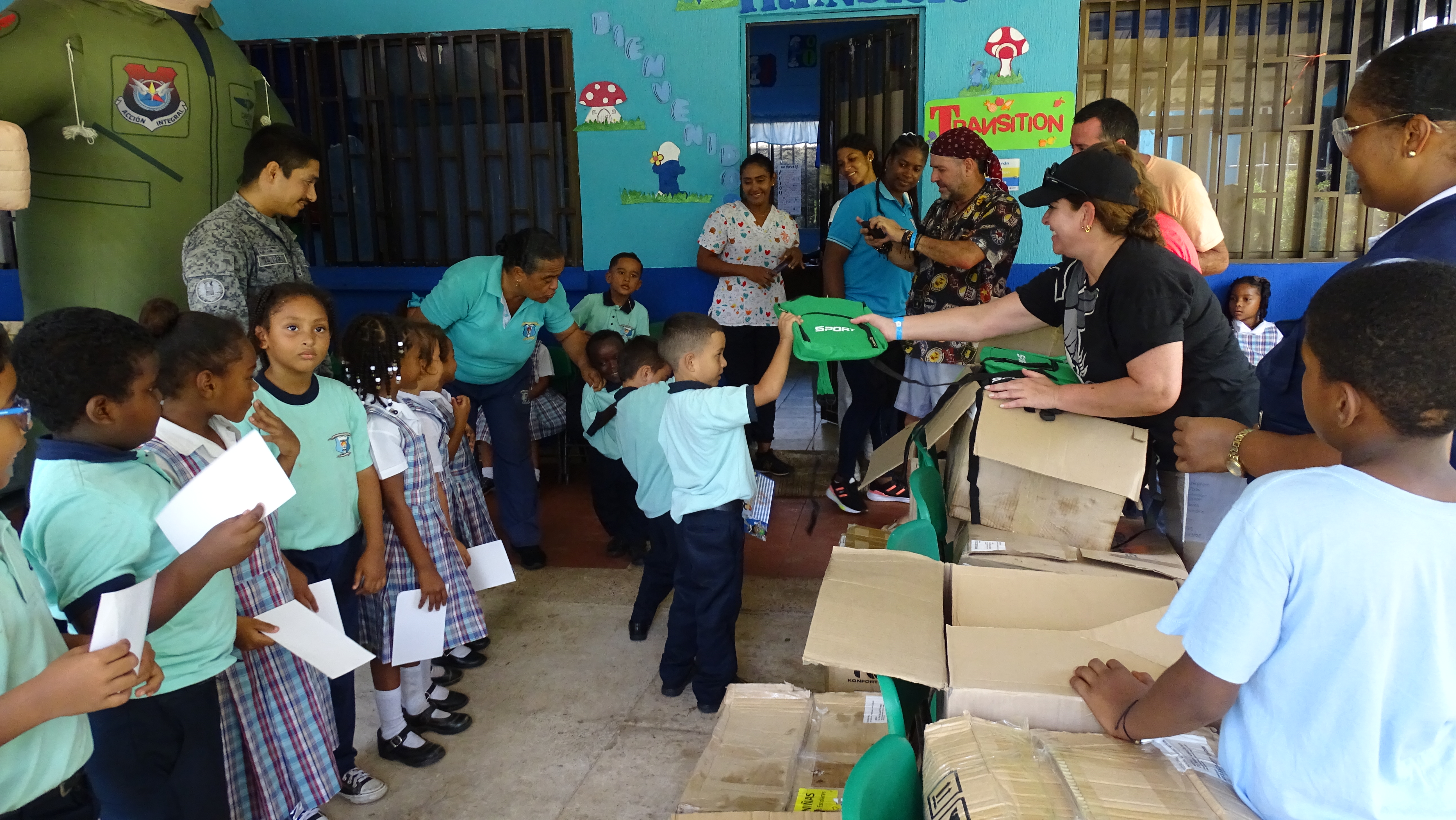  Regalos y kits escolares fueron entregados a niños de San Andrés, Isla