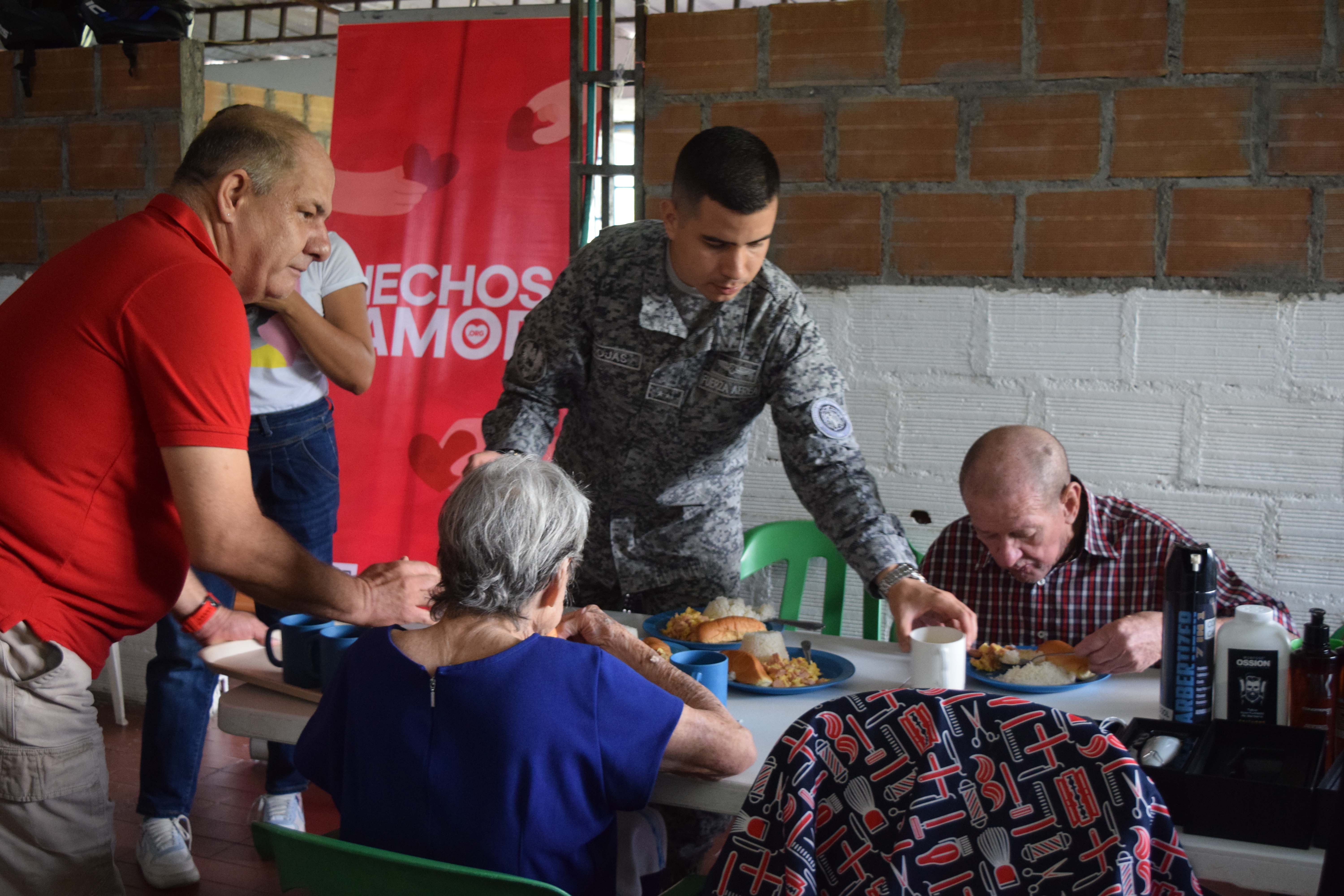    Hogares geriátricos reciben con gratitud apoyo de su Fuerza Aérea Colombiana 