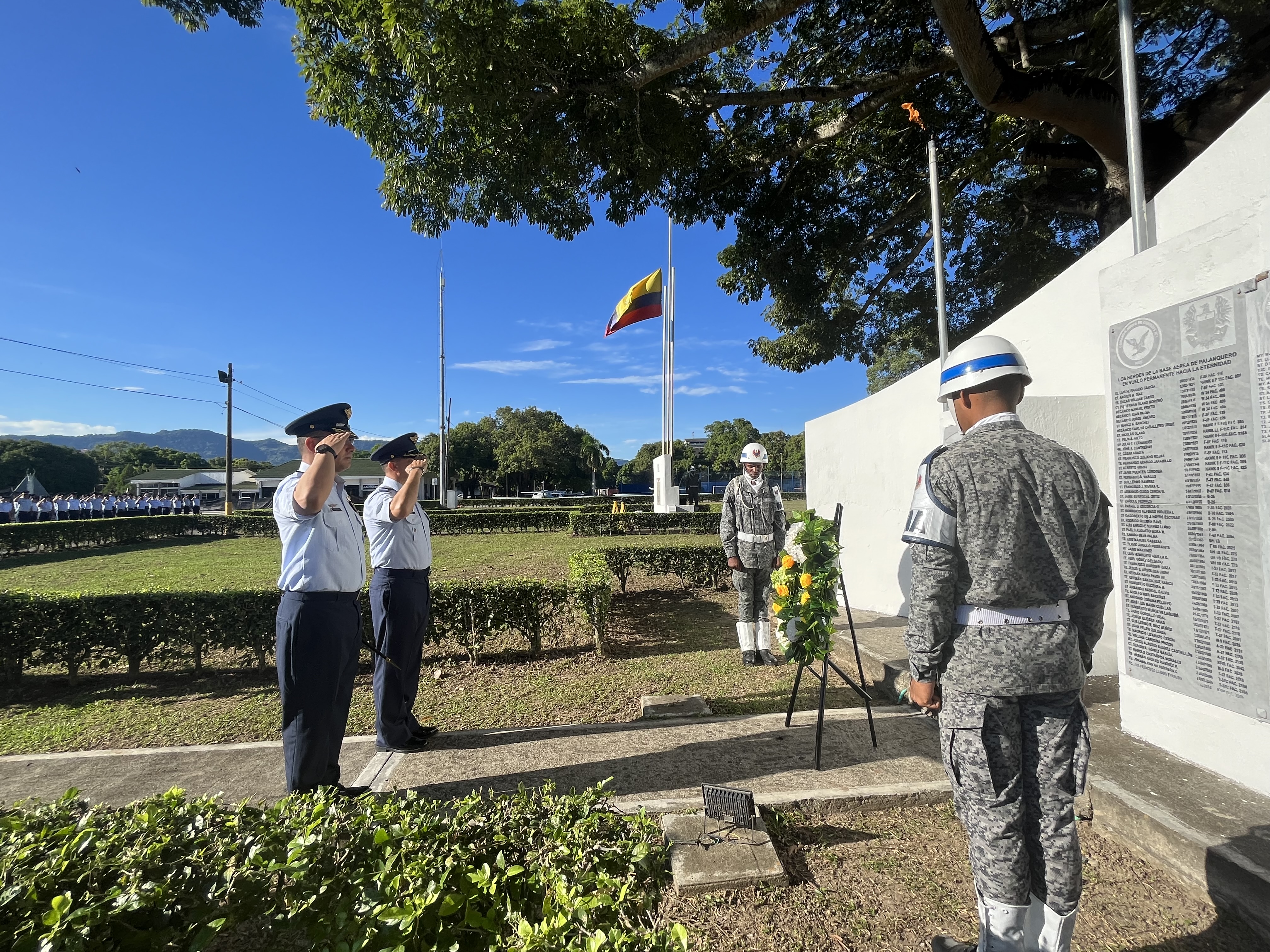 En el Día de los Héroes de la Nación y sus Familias, su Fuerza Aérea realiza actos conmemorativos desde el centro del país