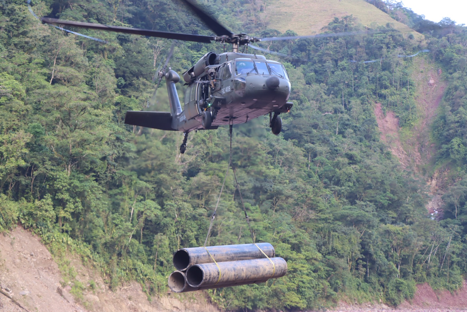 Material para arreglar el acueducto de Villavicencio es transportado por helicóptero de la Fuerza Aeroespacial Colombiana
