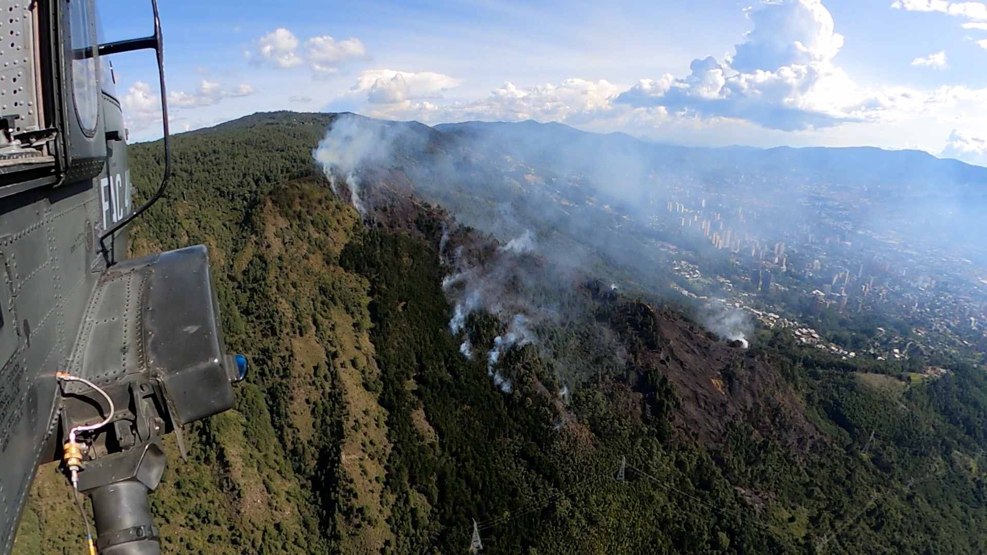 Continúan esfuerzos articulados para extinción de incendio en cerros de Medellín
