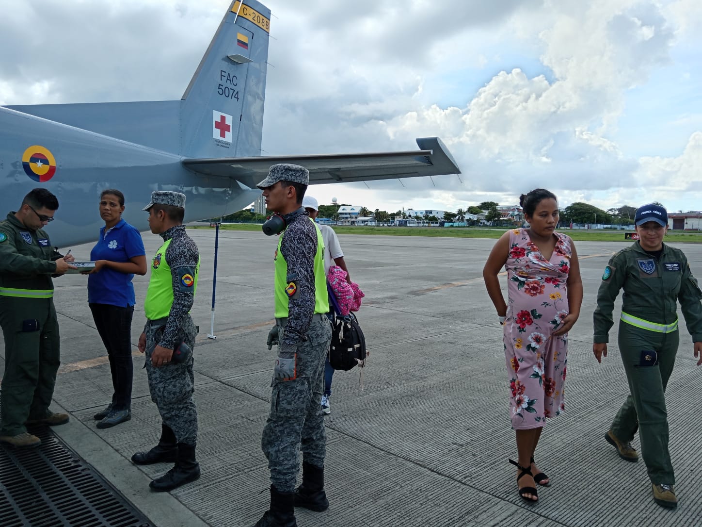 Mujer gestante fue trasladada de Providencia a San Andrés, por su Fuerza Aeroespacial Colombiana