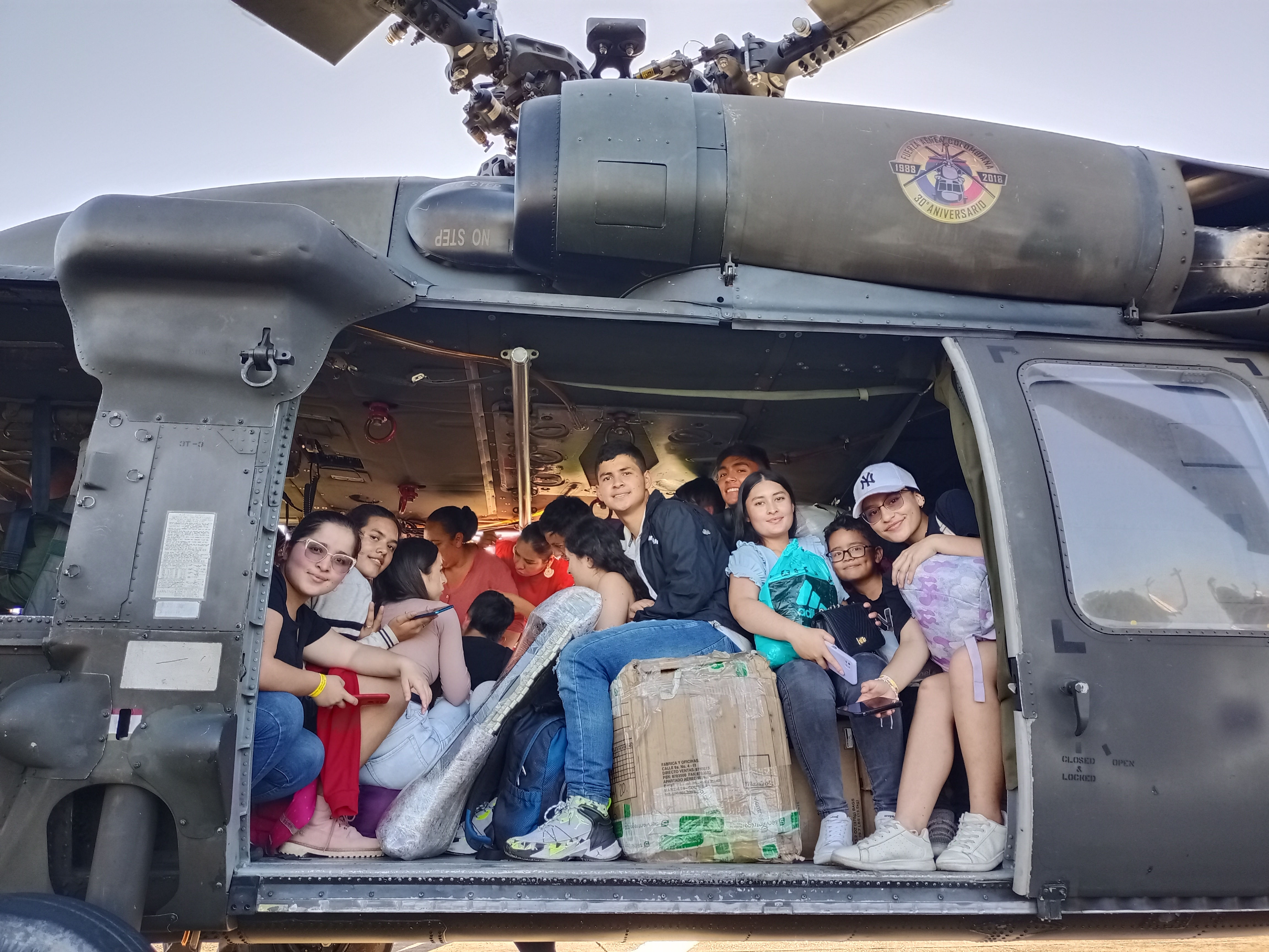 Jóvenes estudiantes retornan en un helicóptero a El Calvario 