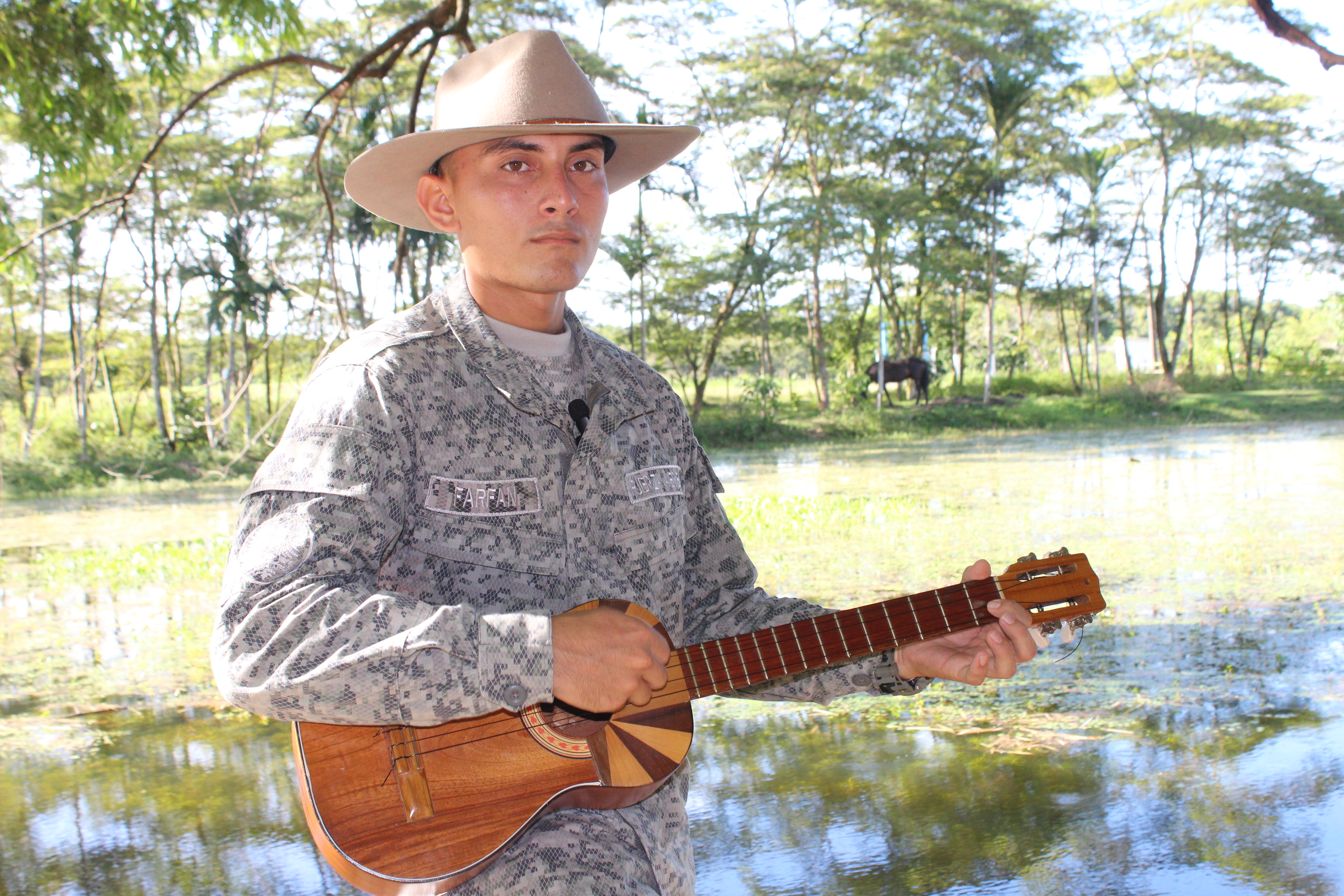 Joven orgulloso del folklor llanero presta su servicio militar en la Fuerza Aeroespacial Colombiana
