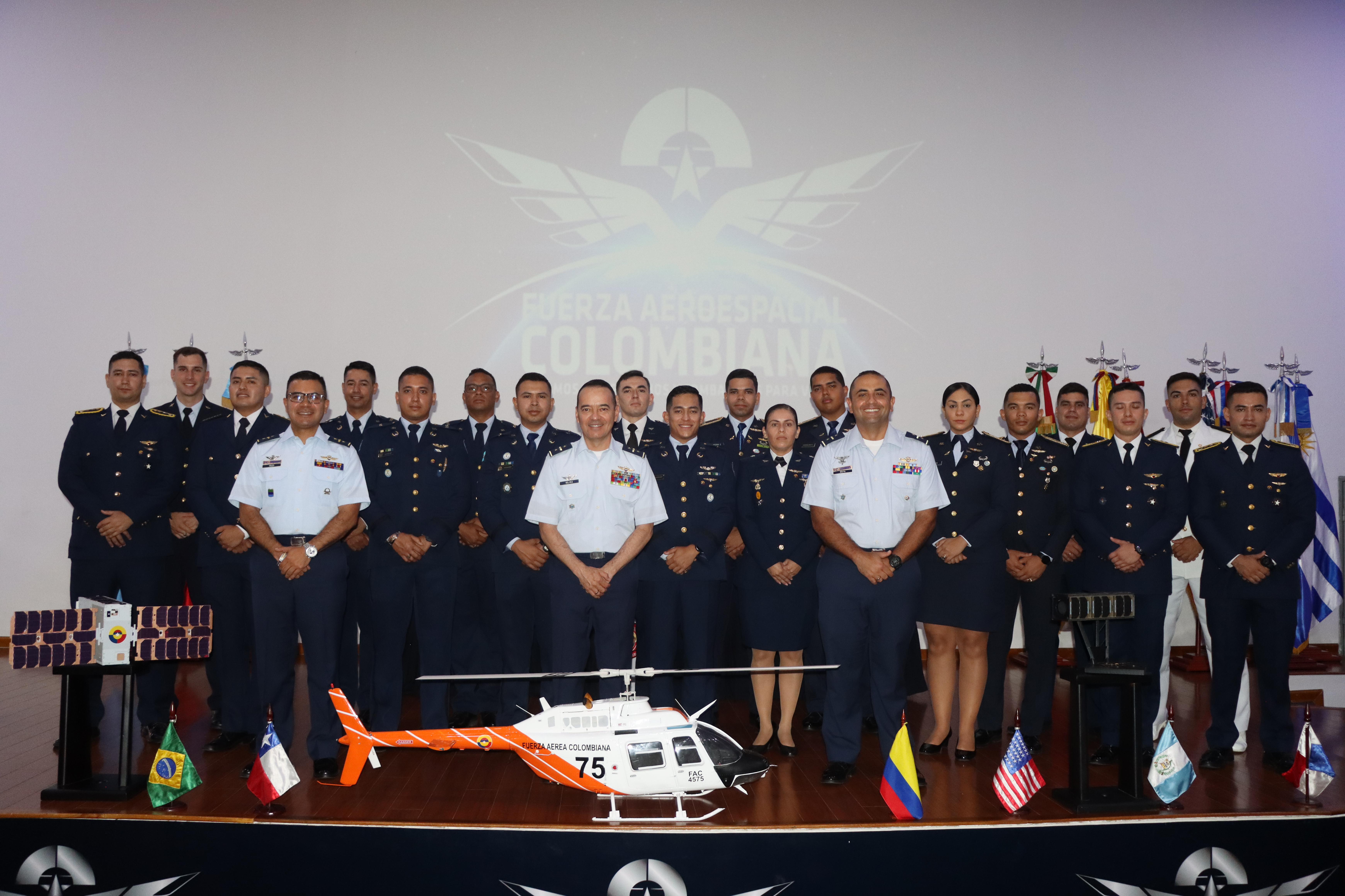 Dieciocho pilotos de helicóptero internacionales formados en Colombia, al servicio de Latinoamérica