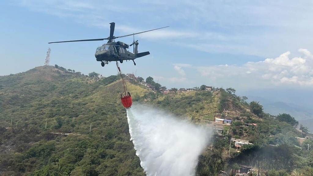 Helicóptero Black Hawk apoya a controlar focos de incendio forestal en Cali