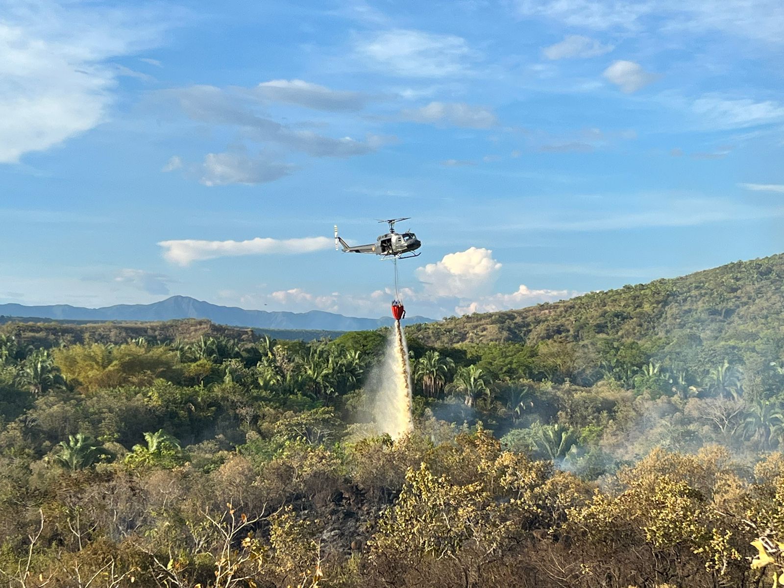 Operación aérea de éxito: extinguido Incendio forestal en Melgar, Tolima