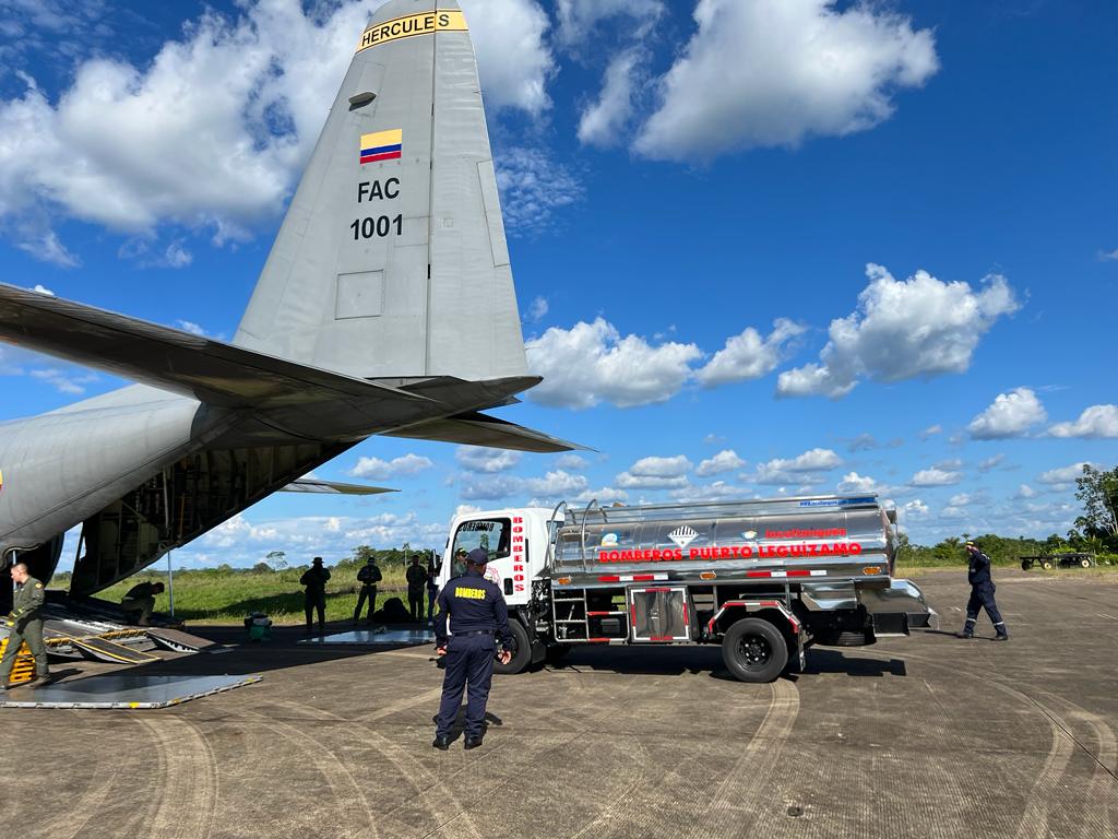 Carro de bomberos trasladado por la Fuerza Aeroespacial en beneficio de la comunidad de Puerto Leguízamo