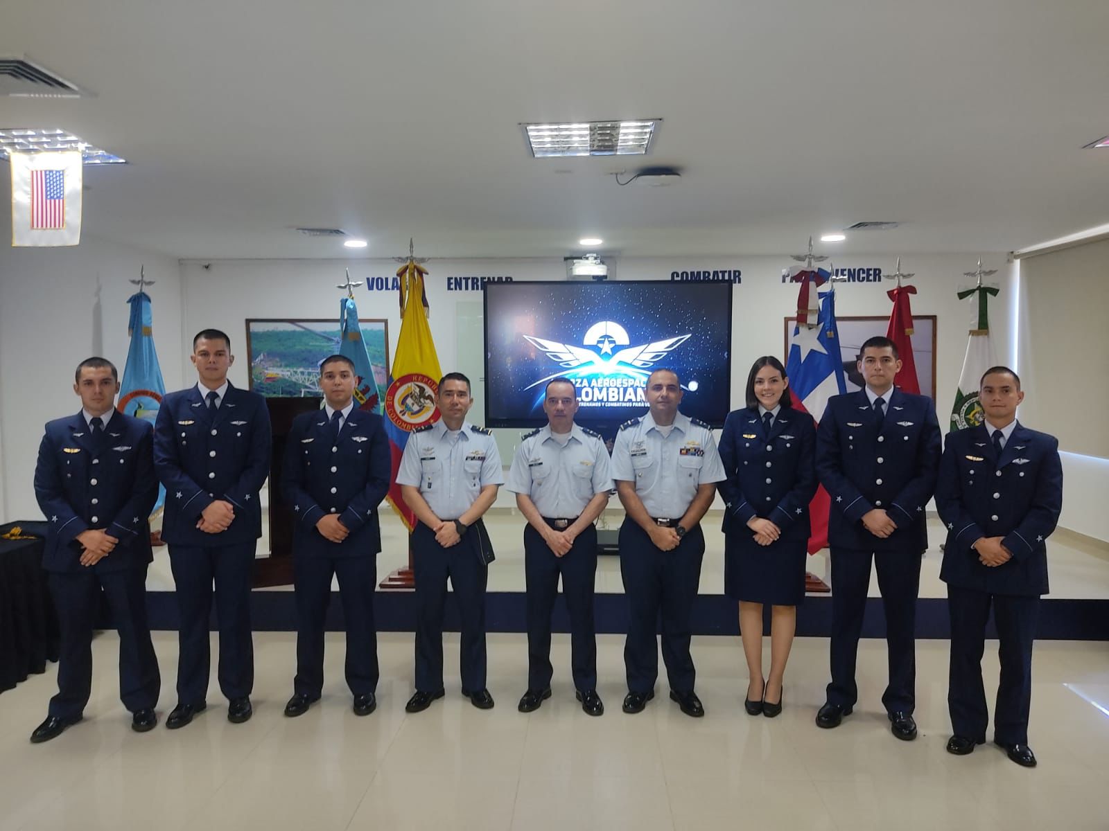Pilotos de helicóptero chilenos formados en Colombia, fortalecerán la capacidad aérea en América del Sur