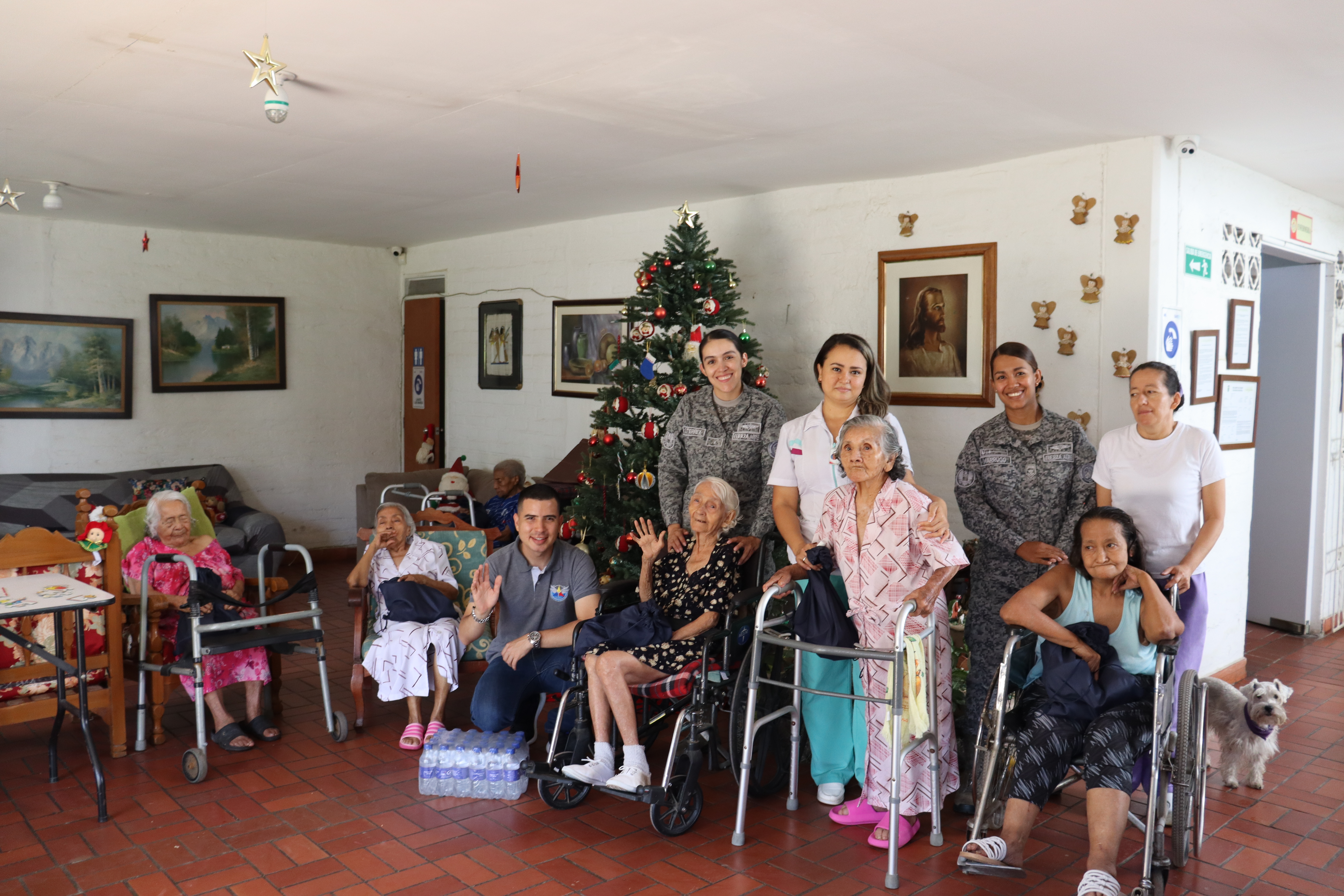 Hogar para el adulto mayor recibió el apoyo de su Fuerza Aeroespacial Colombiana