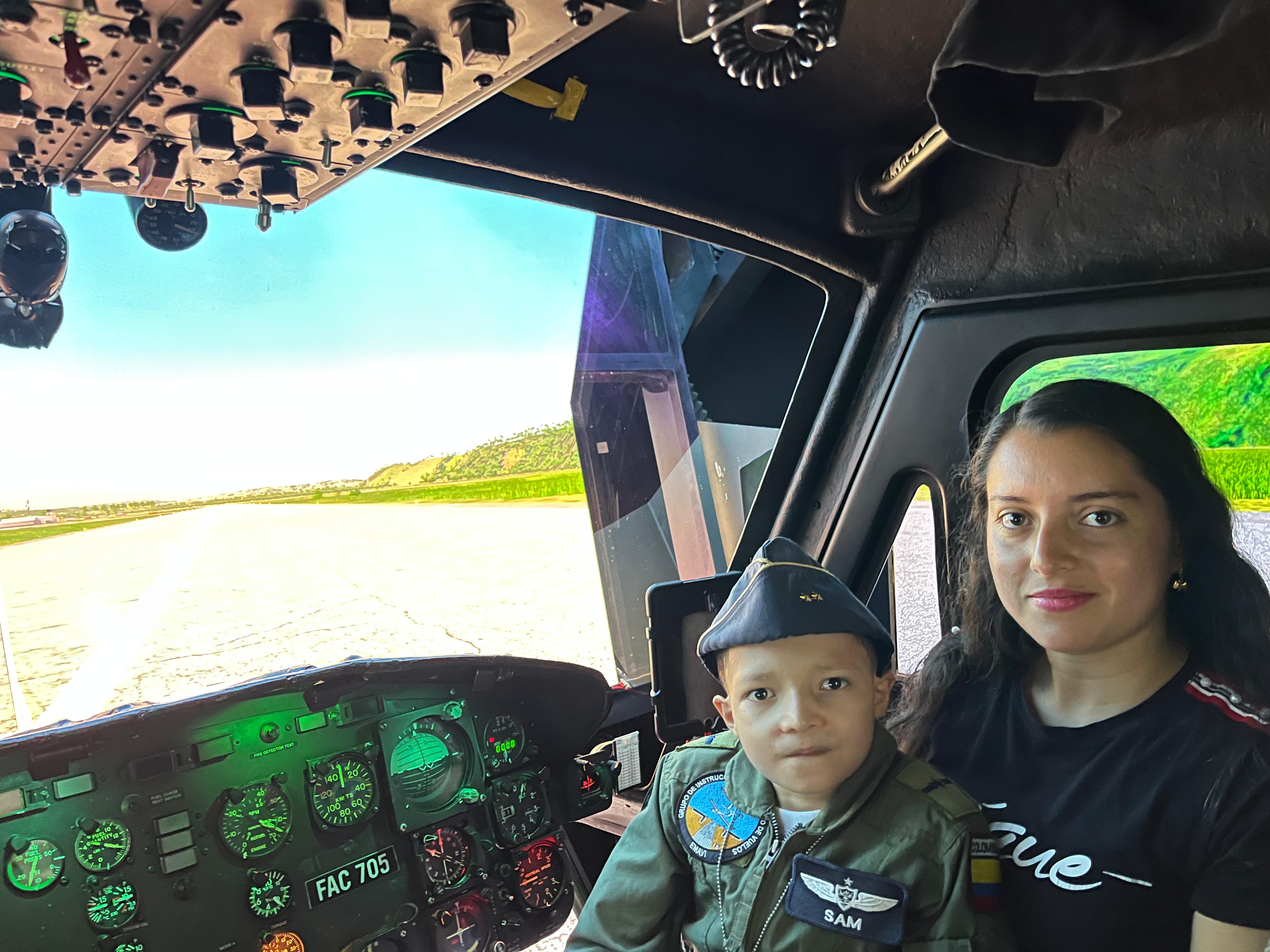 Tocando el cielo: el emotivo vuelo del pequeño Samuel en un Simulador de Helicóptero