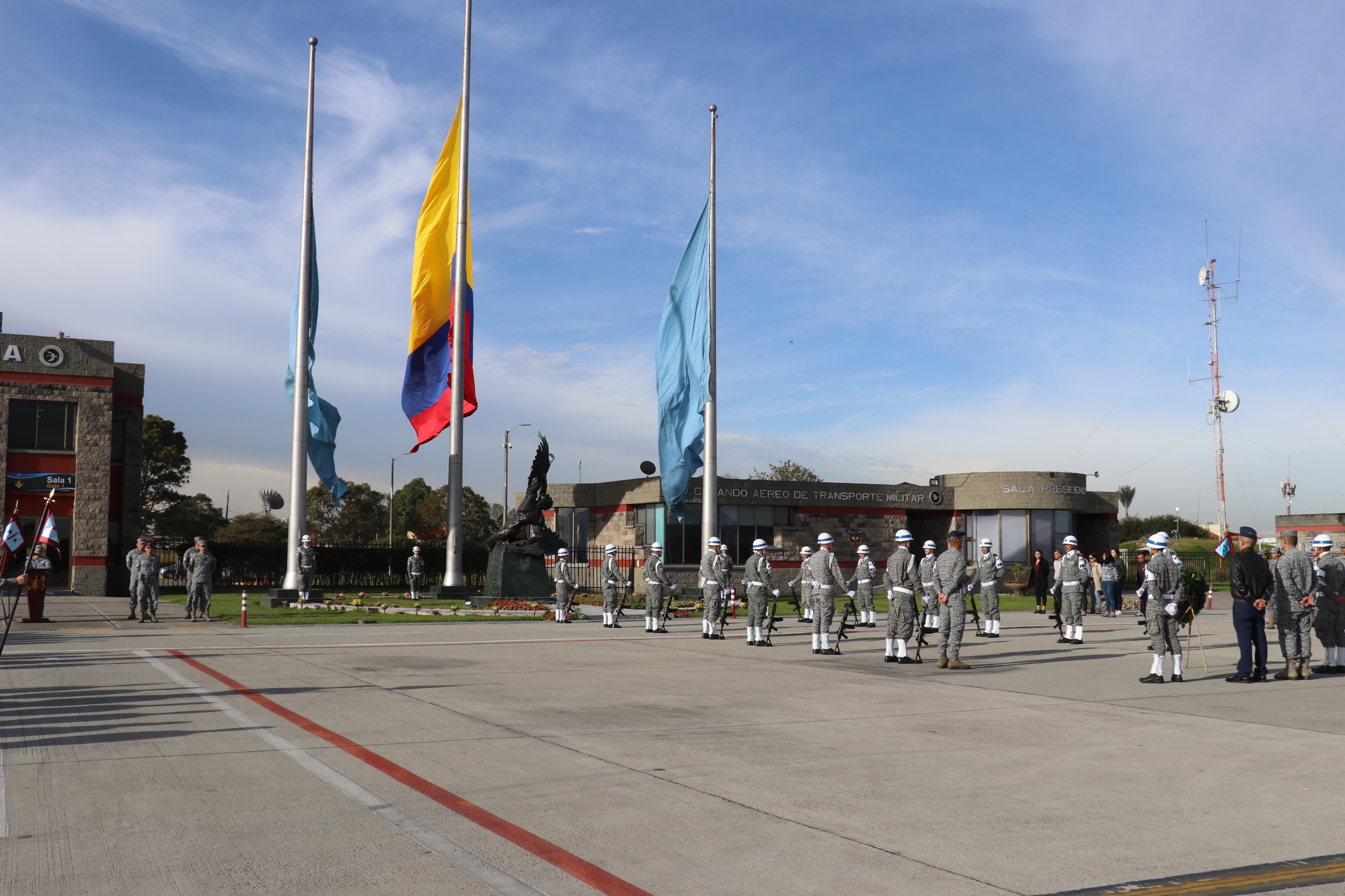 Con ofrenda floral el Comando Aéreo de Transporte Militar Conmemora el Día Internacional de Derechos Humanos