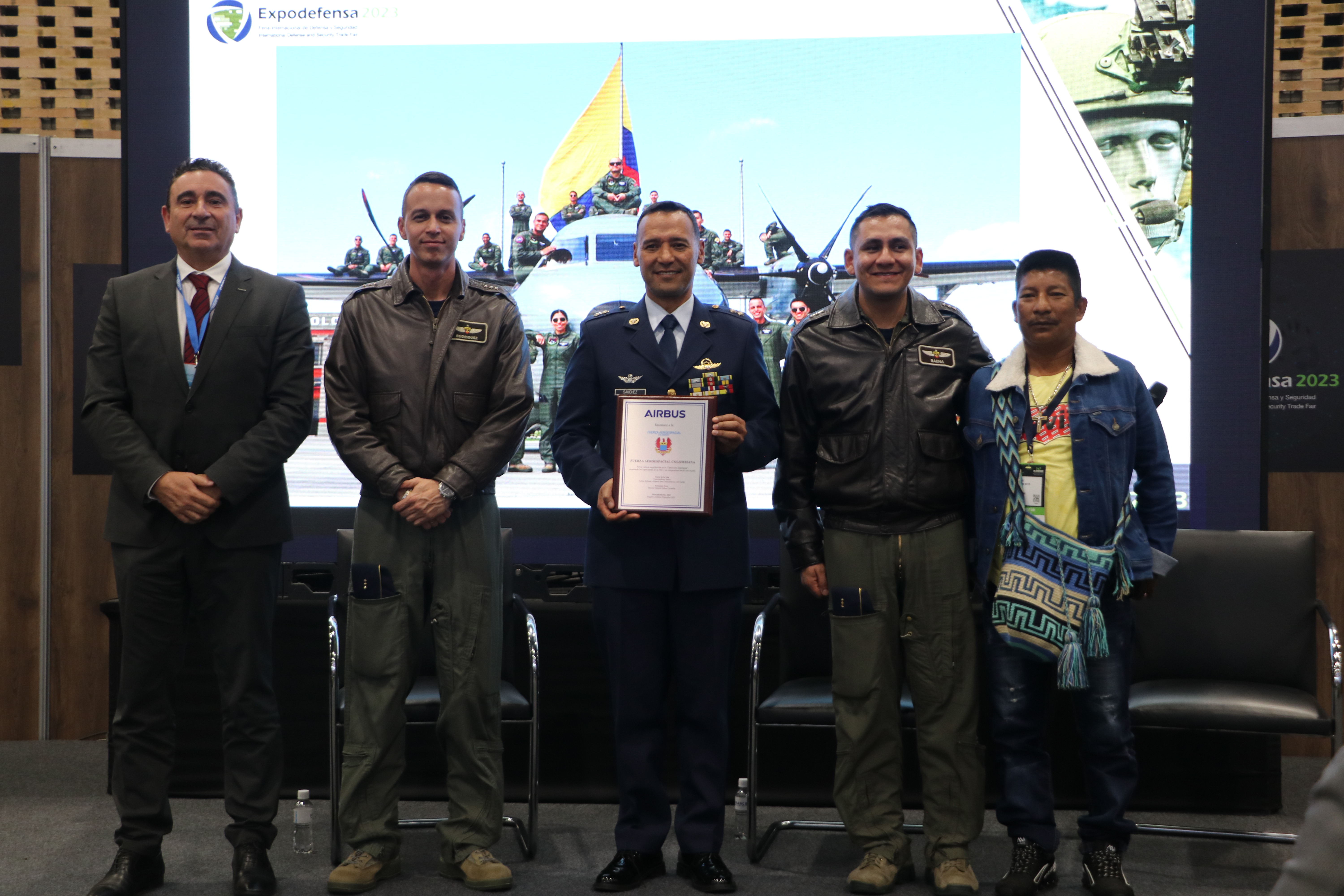 Reconocimiento a la tripulación del C-295 que participó en la Operación Esperanza en EXPODEFENSA 2023