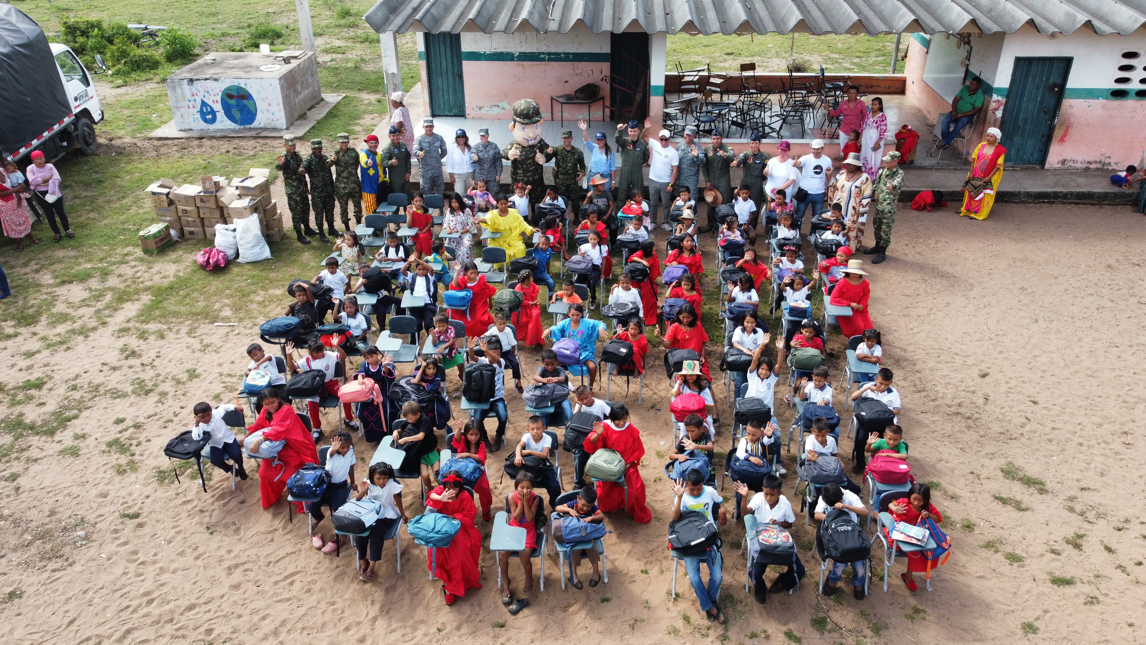 Pupitres y kits escolares llegaron a la Guajira en aeronave de la Fuerza Aeroespacial Colombiana
