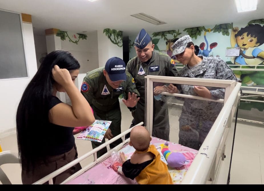 Regalos y sonrisas fueron entregados a niños y niñas hospitalizados en el Magdalena Centro, por parte de su Fuerza Aeroespacial