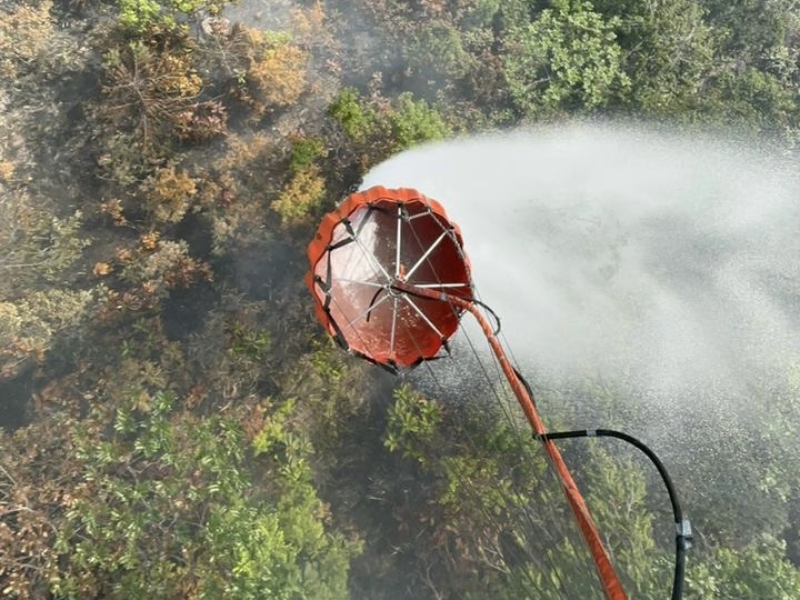 Con sistema bambi bucket se logró extinguir el incendio en el sector La Arenera en Villavicencio