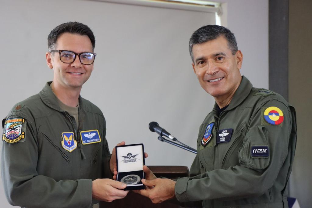 Comandante de la Fuerza Aeroespacial Colombiana se reúne con agregados acreditados en Colombia