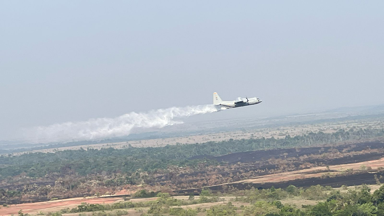 Controlado incendio forestal en el Vichada con el apoyo de la Fuerza Aeroespacial Colombiana 