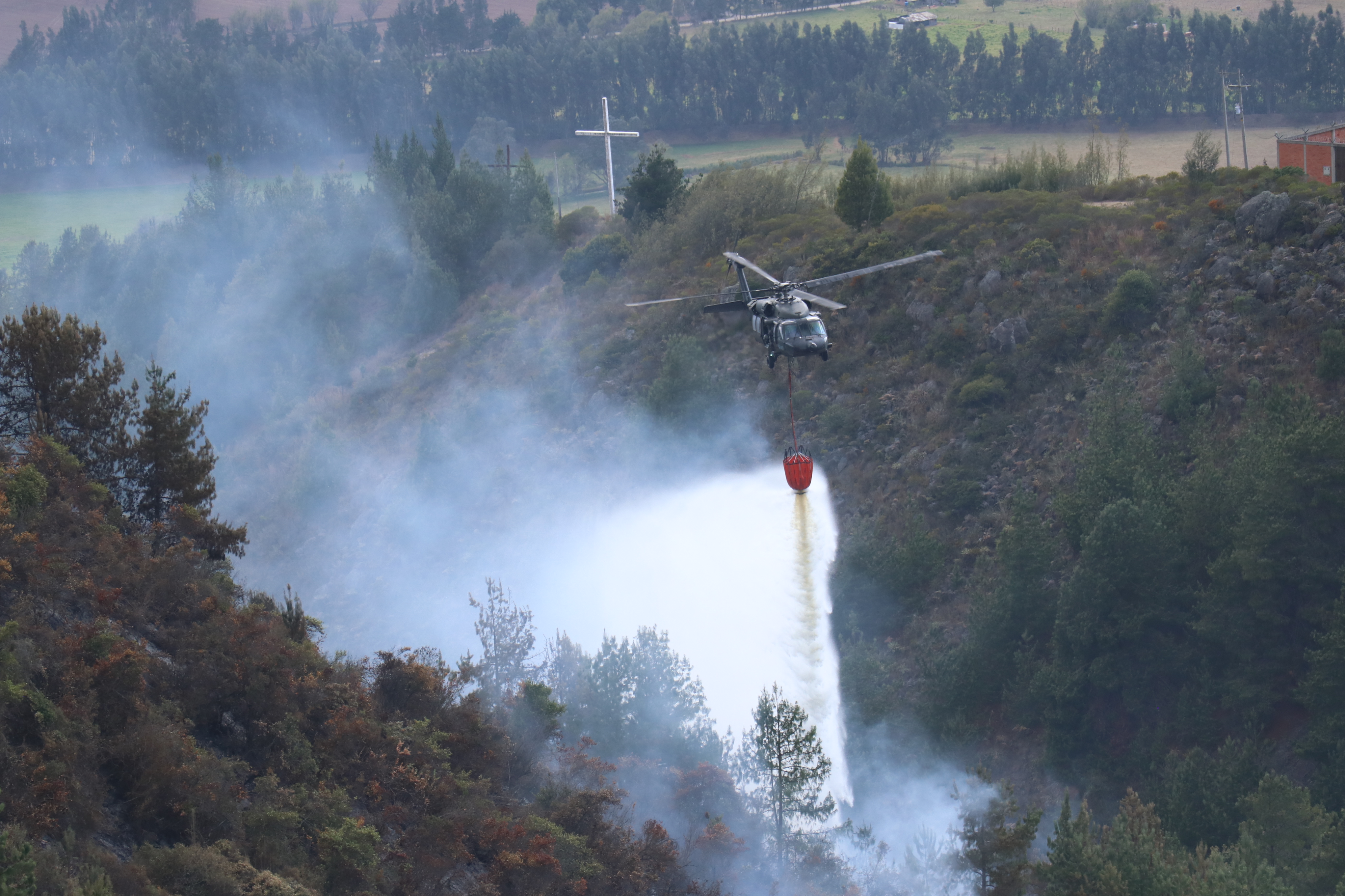 Con sistema Bambi Bucket, la Fuerza Aeroespacial apoya labores de extinción de incendio en Cucunubá, Cundinamarca