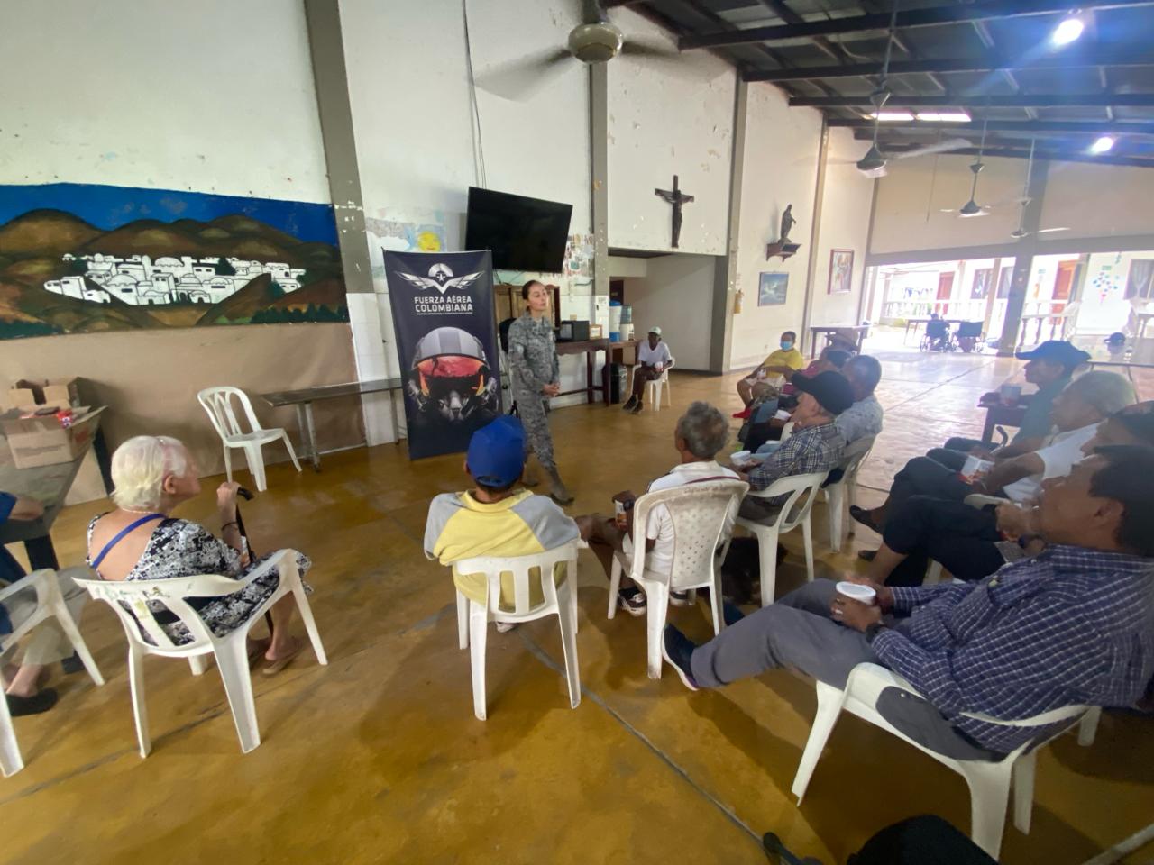Abuelitos del Hogar del Adulto Mayor San José recibieron una visita del Grupo Aéreo del Amazonas