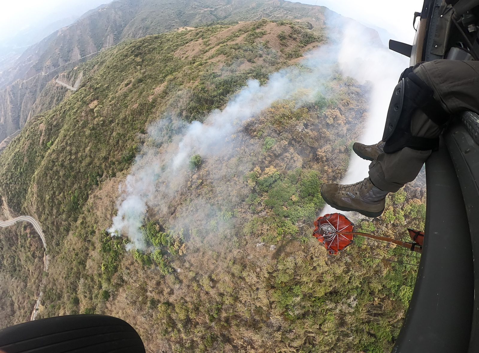 Fuerza Aeroespacial Colombiana continúa apoyando labores de extinción del incendio en Santa Fe de Antioquia