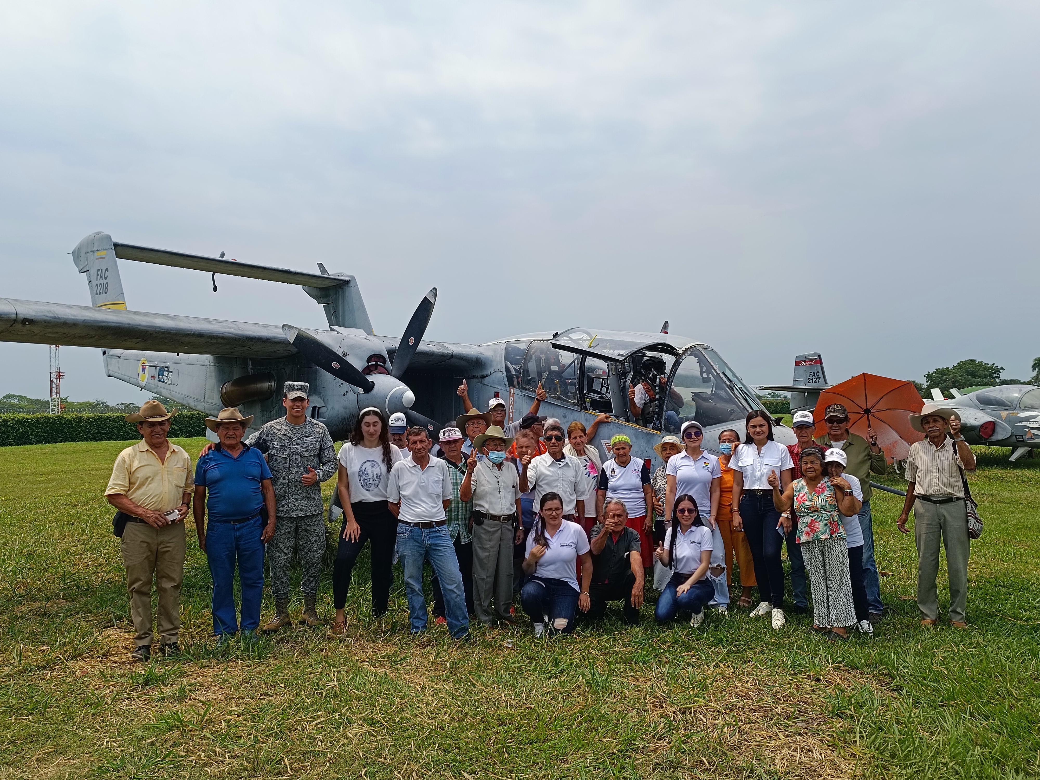 Adultos mayores disfrutan del programa "Así se va a las estrellas" de la Fuerza Aeroespacial Colombiana