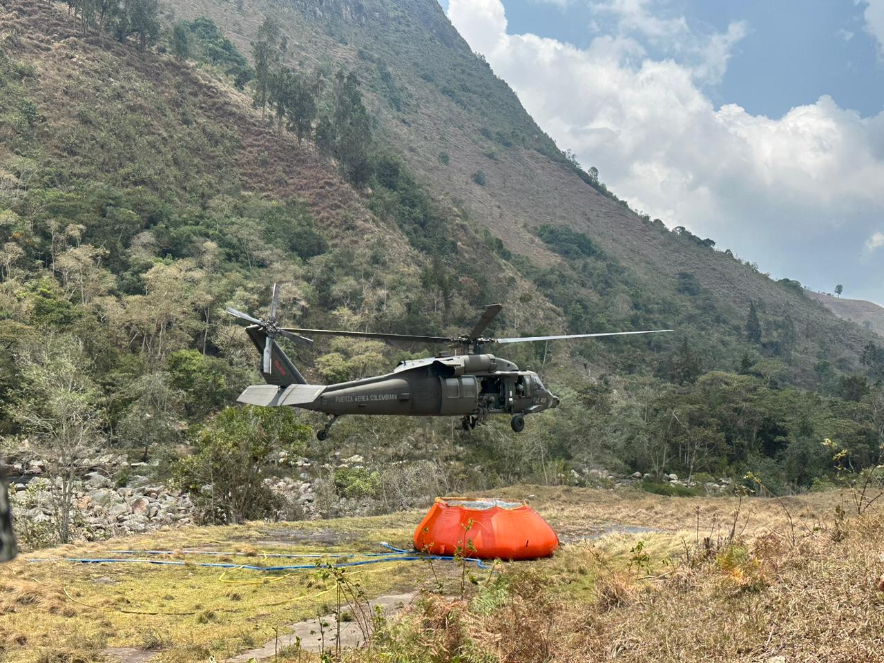 Incendio forestal en Cabrera, Cundinamarca, es atendido por su Fuerza Aérea