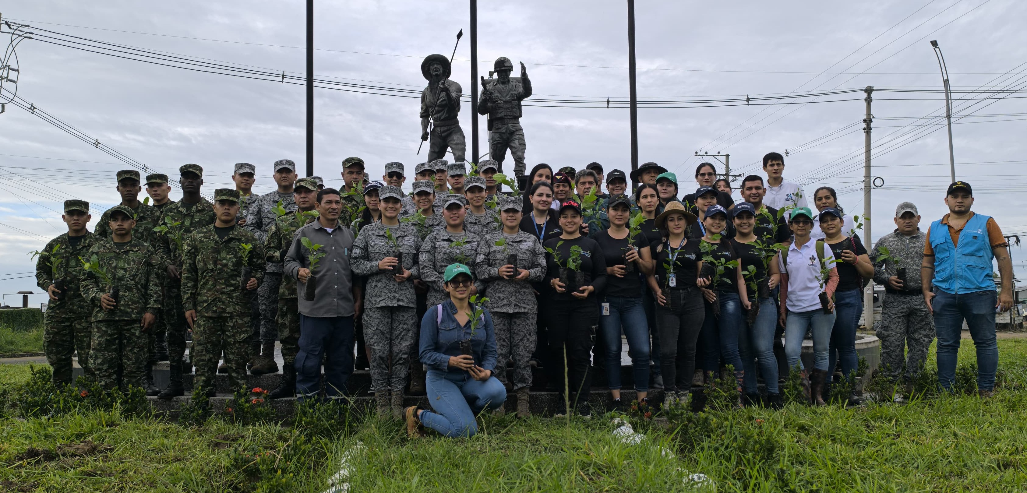 Con la siembra de 400 árboles la Fuerza Aérea Colombiana promueve la reforestación en Casanare