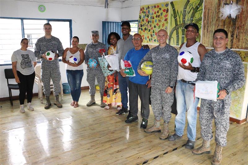 Militares de la Fuerza Aérea Colombiana llegaron con regalos al Barrio San Marino de Cali