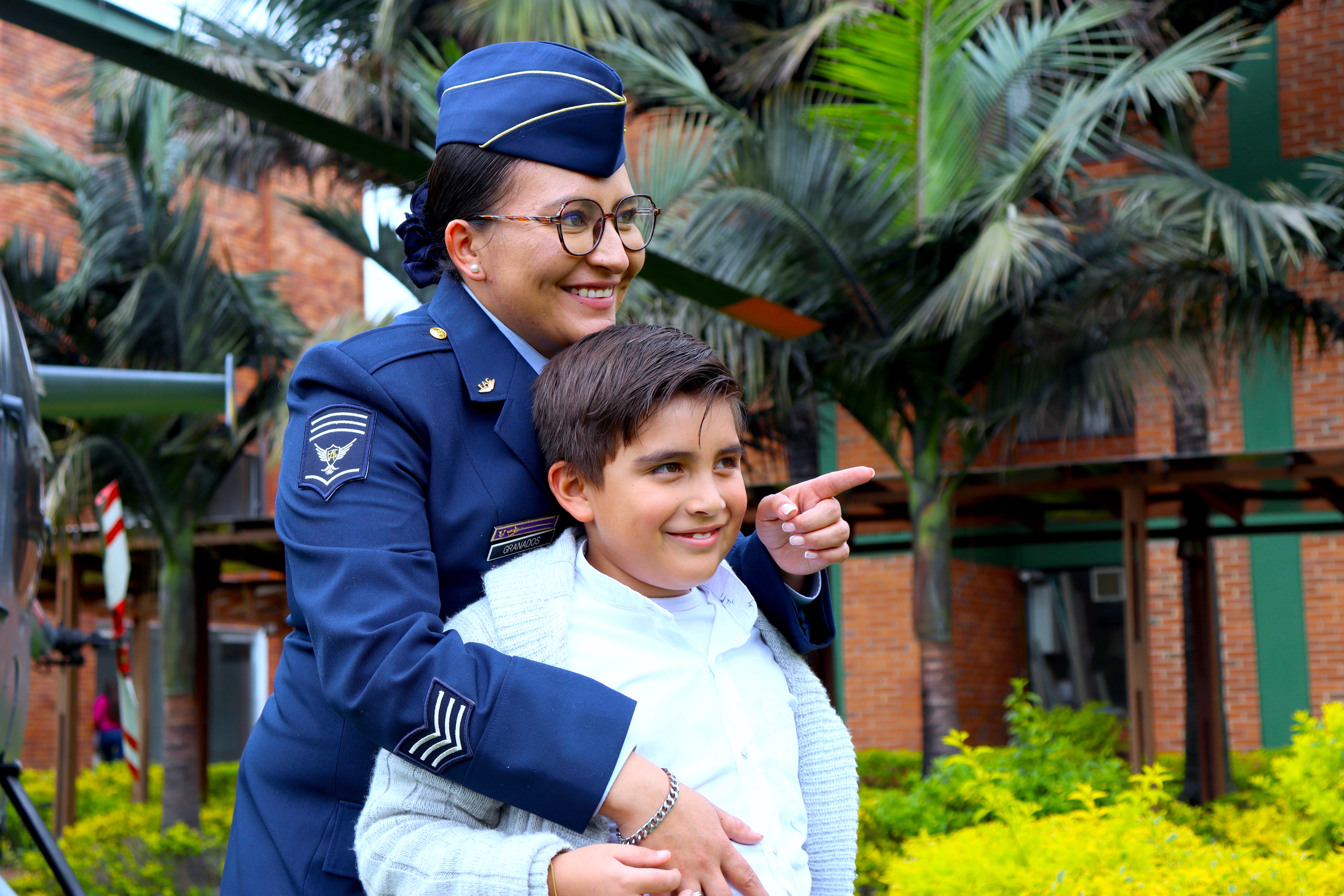 Madre, Suboficial y primera Inspectora Técnica de Mantenimiento en la Fuerza Aérea Colombiana