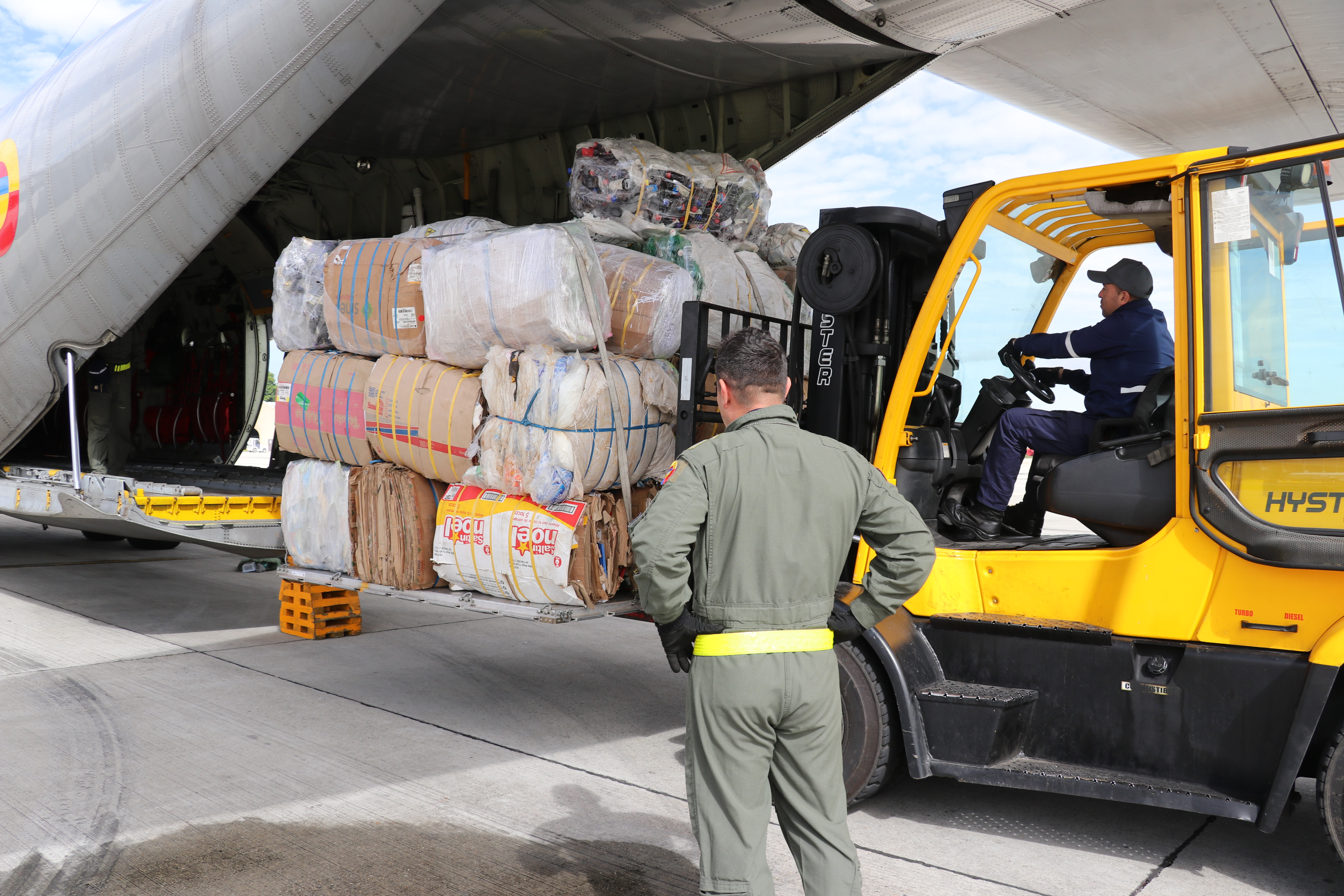 Material posconsumo es transportado desde Leticia en aeronaves de la Fuerza Aérea