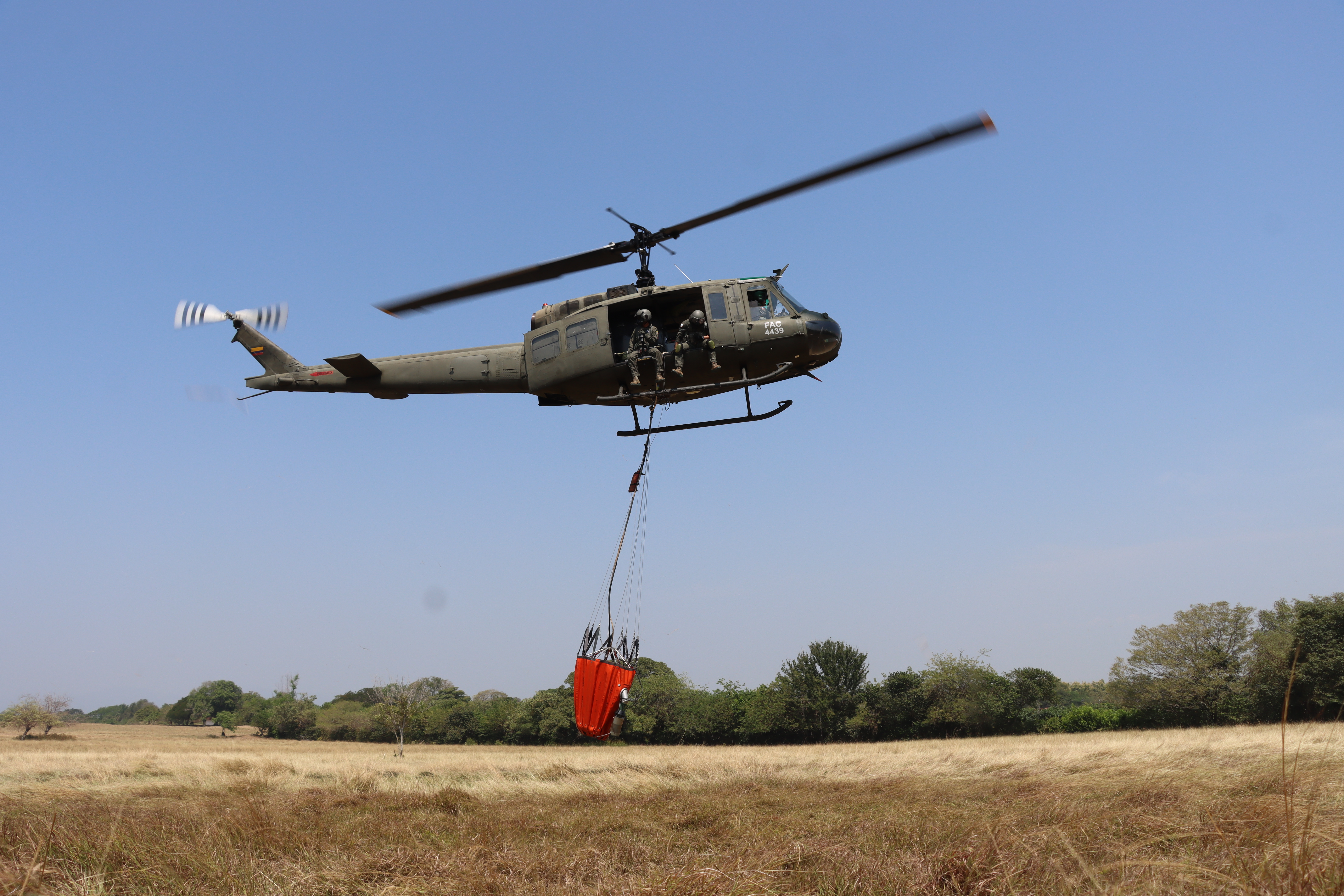 Apoyo aéreo en la lucha contra incendios forestales en el Tolima