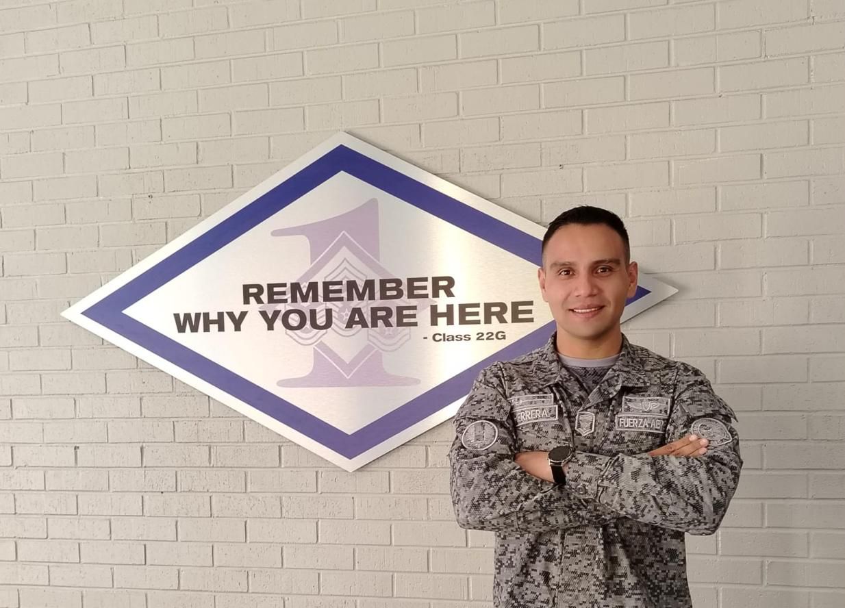 Suboficial colombiano hace historia como el primer hispano destacado en academia estadounidense