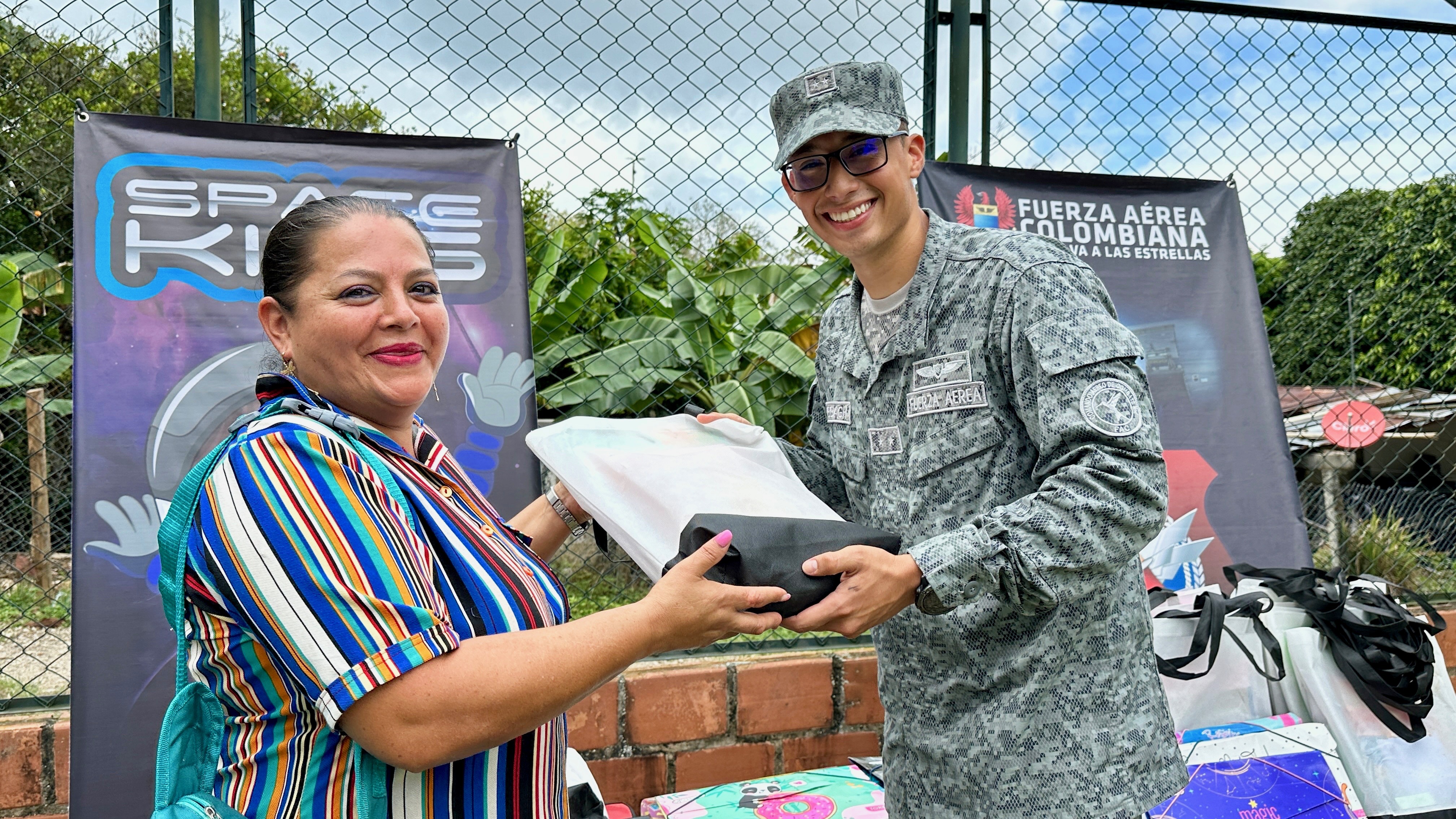 Entrega de kits escolares impulsa la calidad educativa en la zona rural de Melgar