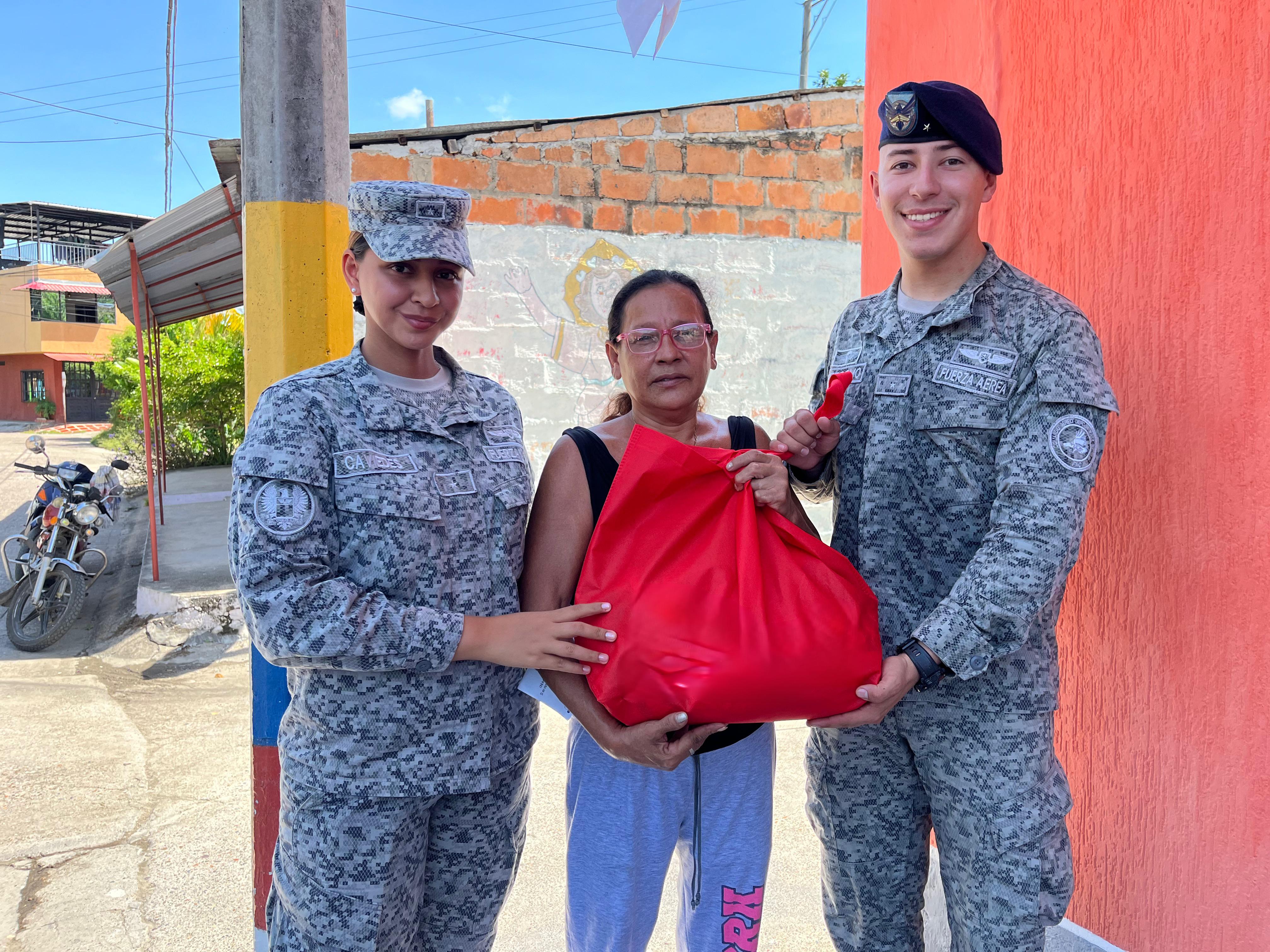 Militares donan mercados a familias vulnerables de Puerto Salgar y La Dorada 