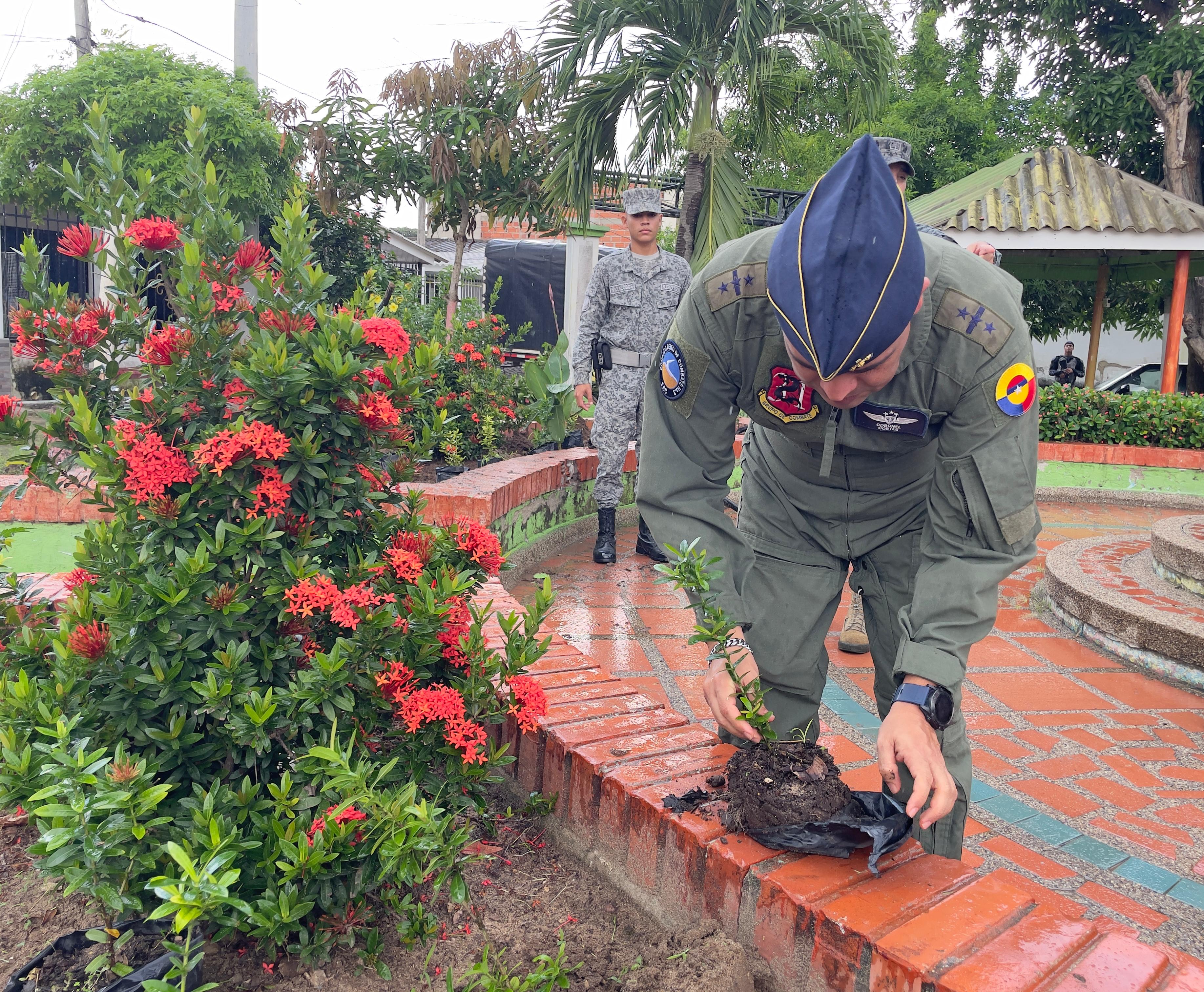 Con reforestación de espacio público comunidad de Malambo es beneficiada 