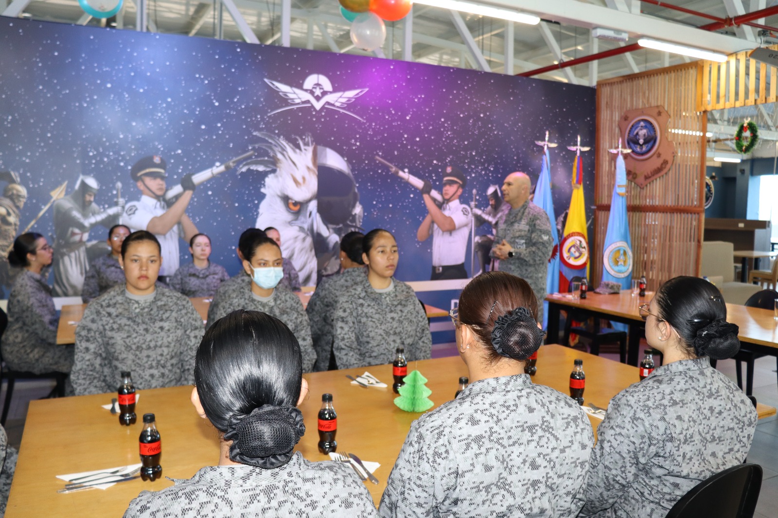 Primeras mujeres que se preparan para prestar el servicio militar en la FAC, celebraron la navidad