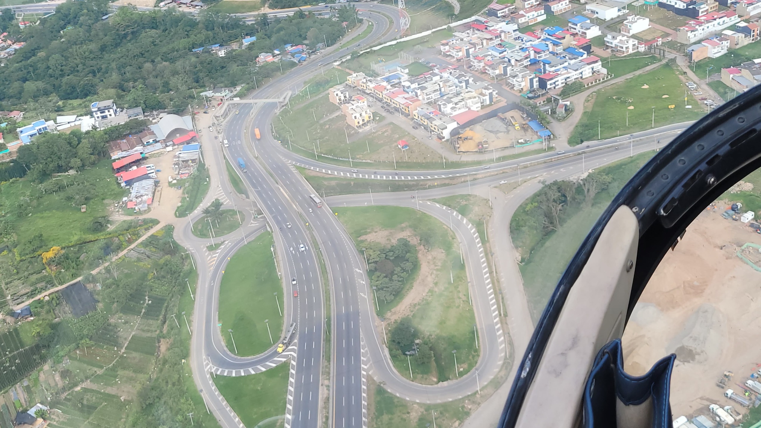 Patrullajes aéreos refuerzan la movilidad segura de viajeros en fin de año