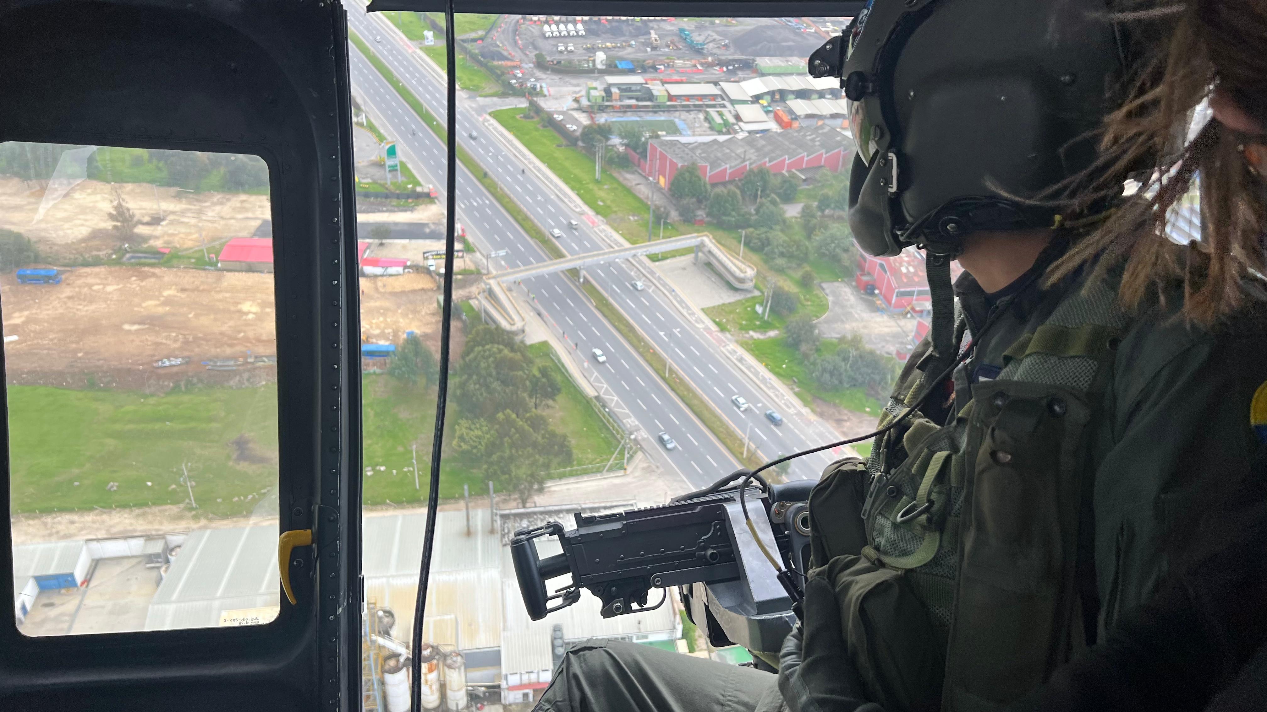 Fuerza Aeroespacial refuerza seguridad vial en Bogotá durante reyes