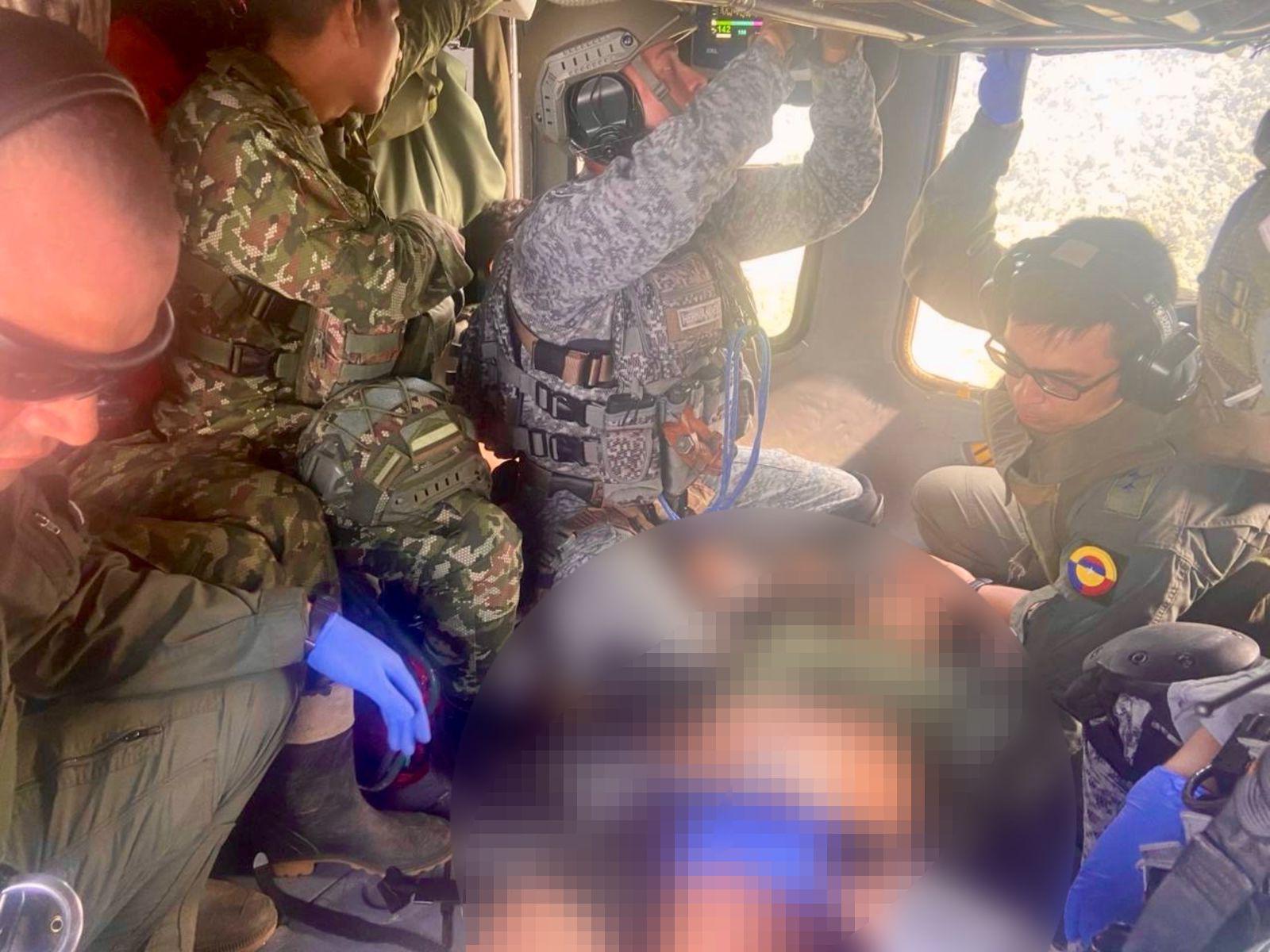 En un helicóptero UH-60, dos soldados afectados por mina antipersonal son evacuados