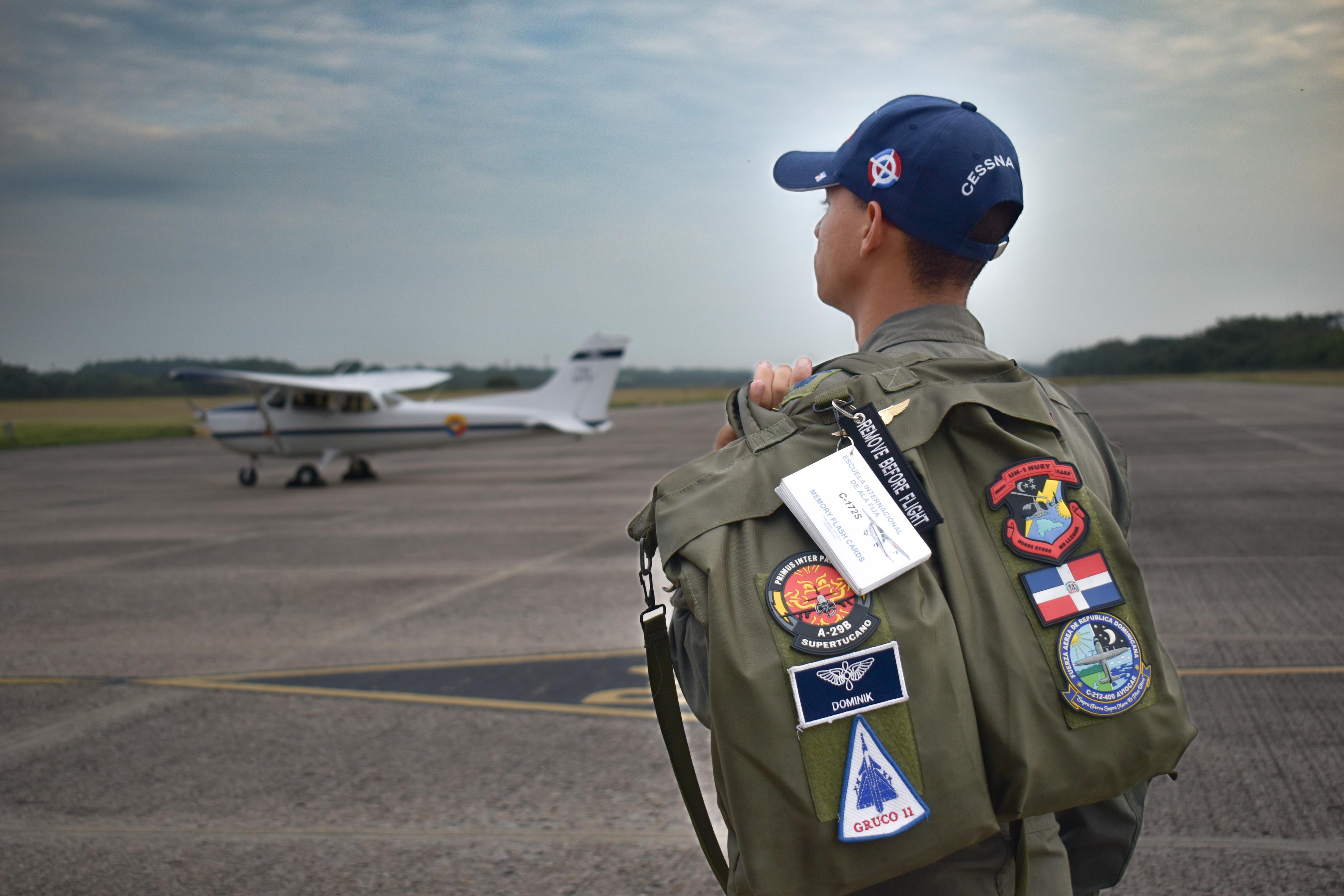 Cadete dominicano vuela solo por primera vez en la Fuerza Aeroespacial Colombiana