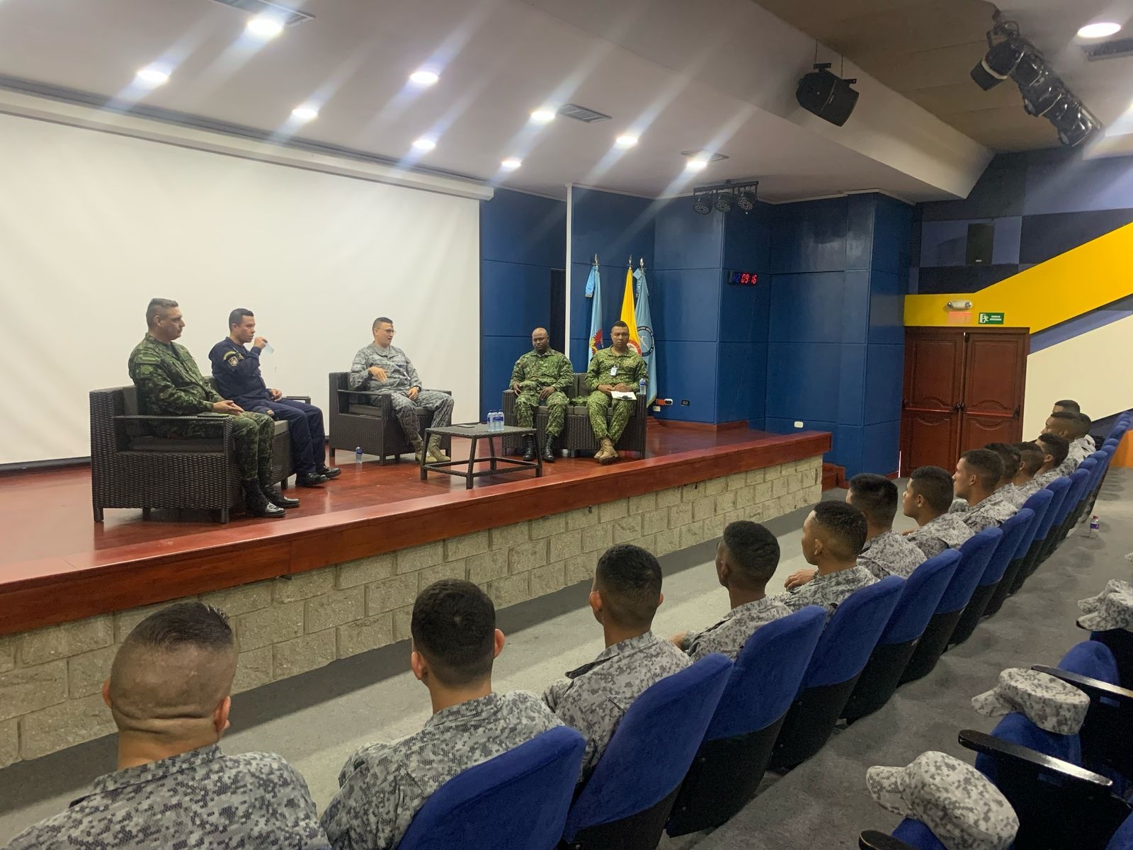Primer conversatorio para Soldados Profesionales de la Fuerza Aeroespacial es realizado en CACOM 3